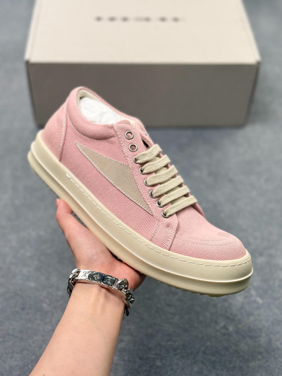 💰370
RO欧文斯RICK OWENS 侵权Vans 情侣款 复古 黑暗系 休闲  LUXOR 
原版购入开发 做货 掌握时尚的默契RICKOWENS 全粒面小牛皮，散发出品质与独特设计的高级光芒。每一寸的小牛皮，都是奢华的代名词，触感柔软，充满贵族气息。这不仅仅是一款材质，更是对时尚品位的完美追求。搭配你的潮流穿搭，瞬间让整体品质提升。RICKOWENS，用小牛皮演绎时尚的奢华，成就不凡的品味。在这个季节，让每一次触碰都成为时尚的仪式感   RU01D2888LVSLC0-6311
▪面料: 原版定制进口全粒面小牛皮
▪内里: 原版进口牛皮材质
▪大底: 原版开模【奶香】T材质
▪底厚: 3.5CM**效果
▪Size: 35-46