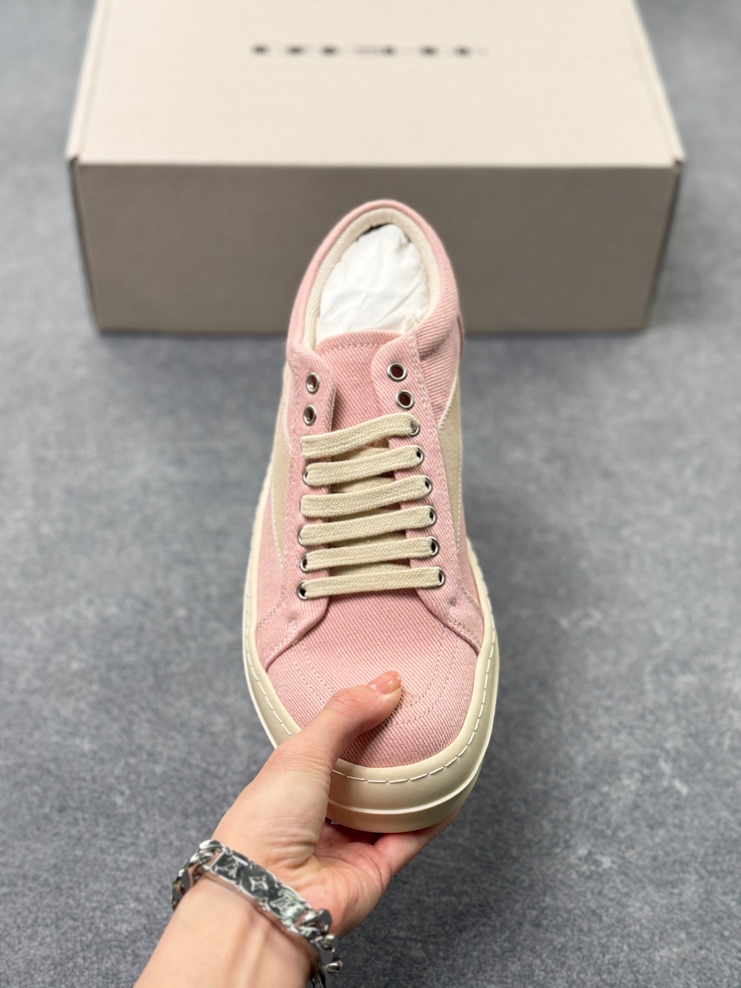 💰370
RO欧文斯RICK OWENS 侵权Vans 情侣款 复古 黑暗系 休闲 LUXOR
原版购入开发 做货 掌握时尚的默契RICKOWENS 全粒面小牛皮,散发出品质与独特设计的高级光芒。每一寸的小牛皮,都是奢华的代名词,触感柔软,充满贵族气息。这不仅仅是一款材质,更是对时尚品位的完美追求。搭配你的潮流穿搭,瞬间让整体品质提升。RICKOWENS,用小牛皮演绎时尚的奢华,成就不凡的品味。在这个季节,让每一次触碰都成为时尚的仪式感 RU01D2888LVSLC0-6311
▪面料: 原版定制进口全粒面小牛皮
▪内里: 原版进口牛皮材质
▪大底: 原版开模【奶香】T材质
▪底厚: 3.5CM**效果
▪Size: 35-46