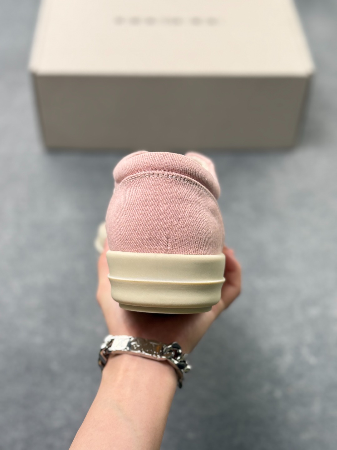 💰370
RO欧文斯RICK OWENS 侵权Vans 情侣款 复古 黑暗系 休闲 LUXOR
原版购入开发 做货 掌握时尚的默契RICKOWENS 全粒面小牛皮,散发出品质与独特设计的高级光芒。每一寸的小牛皮,都是奢华的代名词,触感柔软,充满贵族气息。这不仅仅是一款材质,更是对时尚品位的完美追求。搭配你的潮流穿搭,瞬间让整体品质提升。RICKOWENS,用小牛皮演绎时尚的奢华,成就不凡的品味。在这个季节,让每一次触碰都成为时尚的仪式感 RU01D2888LVSLC0-6311
▪面料: 原版定制进口全粒面小牛皮
▪内里: 原版进口牛皮材质
▪大底: 原版开模【奶香】T材质
▪底厚: 3.5CM**效果
▪Size: 35-46