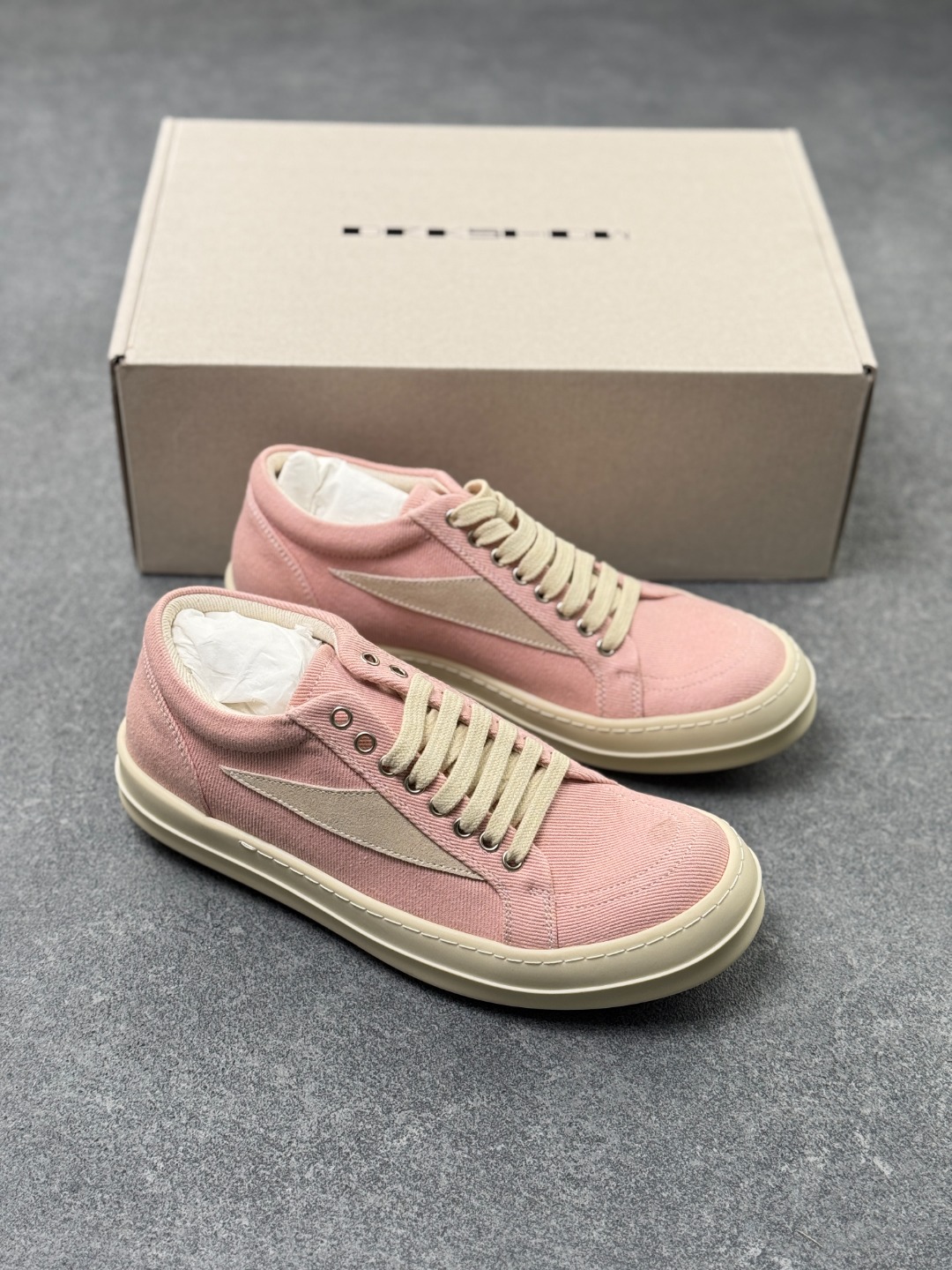 💰370
RO欧文斯RICK OWENS 侵权Vans 情侣款 复古 黑暗系 休闲 LUXOR
原版购入开发 做货 掌握时尚的默契RICKOWENS 全粒面小牛皮,散发出品质与独特设计的高级光芒。每一寸的小牛皮,都是奢华的代名词,触感柔软,充满贵族气息。这不仅仅是一款材质,更是对时尚品位的完美追求。搭配你的潮流穿搭,瞬间让整体品质提升。RICKOWENS,用小牛皮演绎时尚的奢华,成就不凡的品味。在这个季节,让每一次触碰都成为时尚的仪式感 RU01D2888LVSLC0-6311
▪面料: 原版定制进口全粒面小牛皮
▪内里: 原版进口牛皮材质
▪大底: 原版开模【奶香】T材质
▪底厚: 3.5CM**效果
▪Size: 35-46