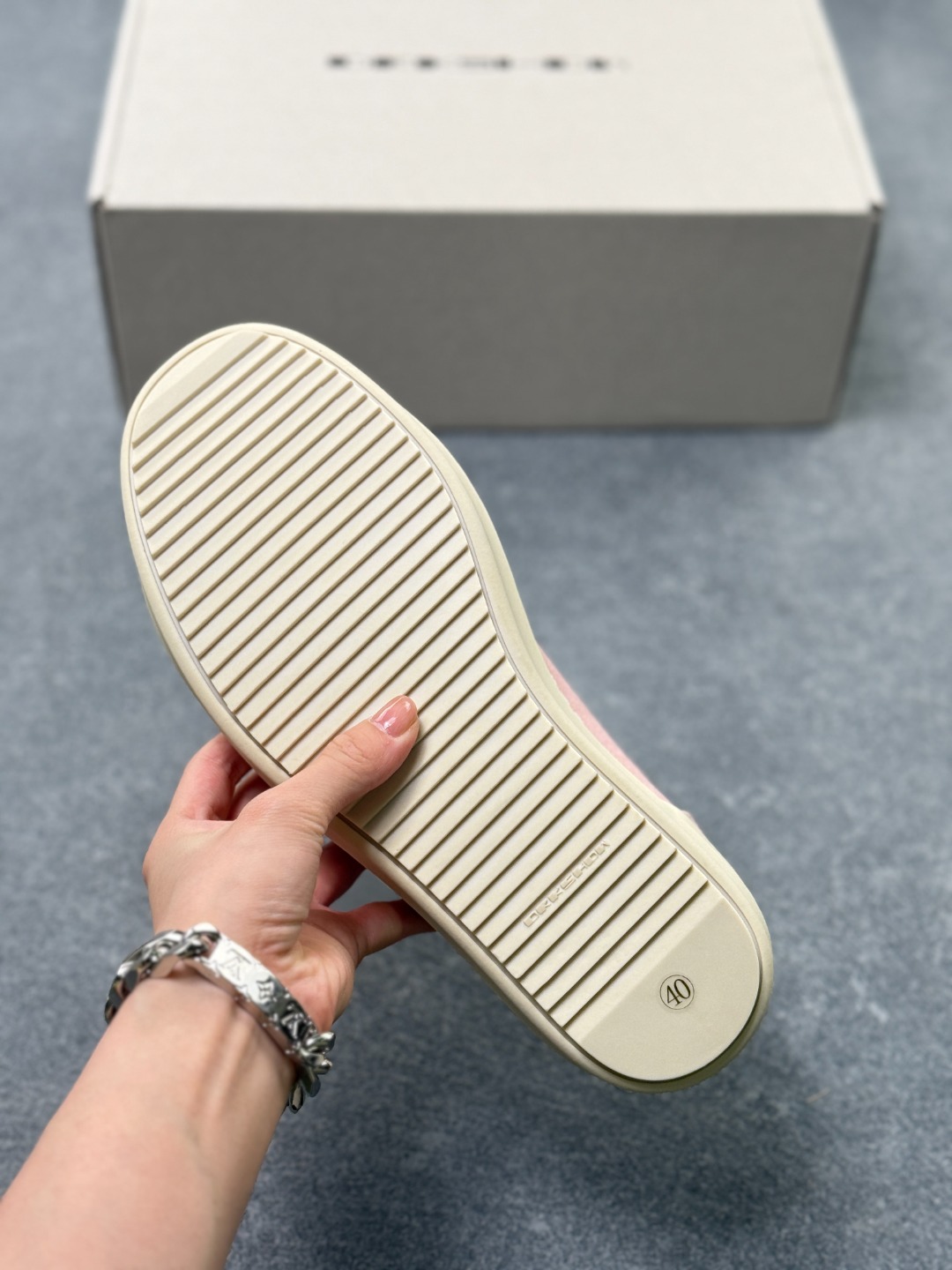 💰370
RO欧文斯RICK OWENS 侵权Vans 情侣款 复古 黑暗系 休闲 LUXOR
原版购入开发 做货 掌握时尚的默契RICKOWENS 全粒面小牛皮,散发出品质与独特设计的高级光芒。每一寸的小牛皮,都是奢华的代名词,触感柔软,充满贵族气息。这不仅仅是一款材质,更是对时尚品位的完美追求。搭配你的潮流穿搭,瞬间让整体品质提升。RICKOWENS,用小牛皮演绎时尚的奢华,成就不凡的品味。在这个季节,让每一次触碰都成为时尚的仪式感 RU01D2888LVSLC0-6311
▪面料: 原版定制进口全粒面小牛皮
▪内里: 原版进口牛皮材质
▪大底: 原版开模【奶香】T材质
▪底厚: 3.5CM**效果
▪Size: 35-46