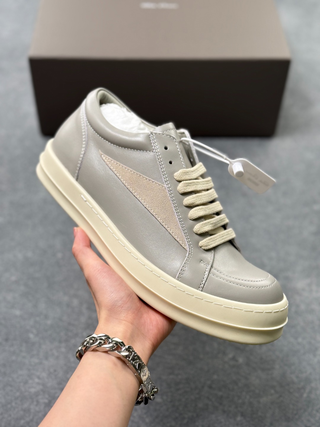 💰410
RO欧文斯RICK OWENS 侵权Vans 情侣款 复古 黑暗系 休闲  LUXOR 
原版购入开发 做货 掌握时尚的默契RICKOWENS 全粒面小牛皮，散发出品质与独特设计的高级光芒。每一寸的小牛皮，都是奢华的代名词，触感柔软，充满贵族气息。这不仅仅是一款材质，更是对时尚品位的完美追求。搭配你的潮流穿搭，瞬间让整体品质提升。RICKOWENS，用小牛皮演绎时尚的奢华，成就不凡的品味。在这个季节，让每一次触碰都成为时尚的仪式感   RU01D3897LC0LVS-811
▪面料: 原版定制进口全粒面小牛皮
▪内里: 原版进口牛皮材质
▪大底: 原版开模【奶香】T材质
▪底厚: 3.5CM**效果
▪Size: 35-46