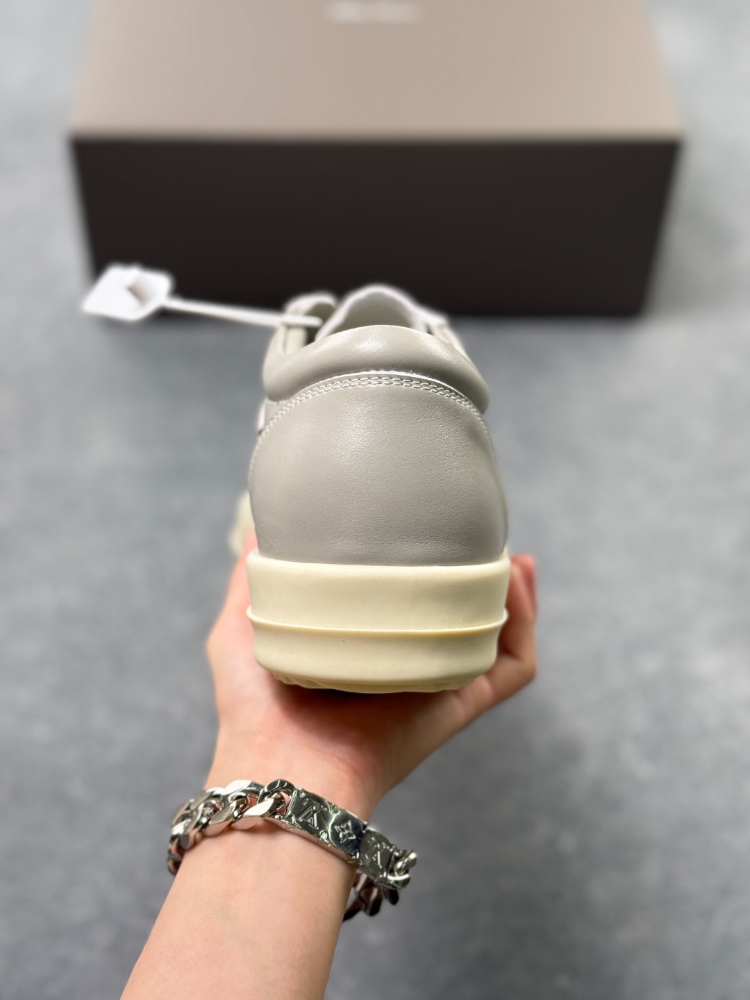 💰410
RO欧文斯RICK OWENS 侵权Vans 情侣款 复古 黑暗系 休闲 LUXOR
原版购入开发 做货 掌握时尚的默契RICKOWENS 全粒面小牛皮,散发出品质与独特设计的高级光芒。每一寸的小牛皮,都是奢华的代名词,触感柔软,充满贵族气息。这不仅仅是一款材质,更是对时尚品位的完美追求。搭配你的潮流穿搭,瞬间让整体品质提升。RICKOWENS,用小牛皮演绎时尚的奢华,成就不凡的品味。在这个季节,让每一次触碰都成为时尚的仪式感 RU01D3897LC0LVS-811
▪面料: 原版定制进口全粒面小牛皮
▪内里: 原版进口牛皮材质
▪大底: 原版开模【奶香】T材质
▪底厚: 3.5CM**效果
▪Size: 35-46