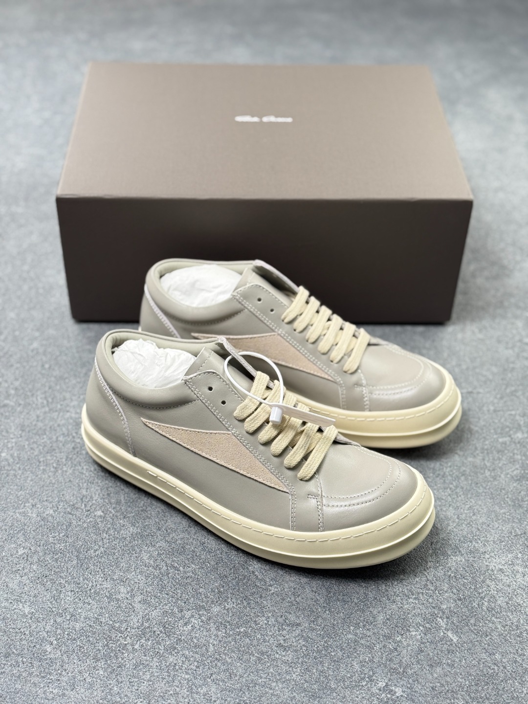 💰410
RO欧文斯RICK OWENS 侵权Vans 情侣款 复古 黑暗系 休闲 LUXOR
原版购入开发 做货 掌握时尚的默契RICKOWENS 全粒面小牛皮,散发出品质与独特设计的高级光芒。每一寸的小牛皮,都是奢华的代名词,触感柔软,充满贵族气息。这不仅仅是一款材质,更是对时尚品位的完美追求。搭配你的潮流穿搭,瞬间让整体品质提升。RICKOWENS,用小牛皮演绎时尚的奢华,成就不凡的品味。在这个季节,让每一次触碰都成为时尚的仪式感 RU01D3897LC0LVS-811
▪面料: 原版定制进口全粒面小牛皮
▪内里: 原版进口牛皮材质
▪大底: 原版开模【奶香】T材质
▪底厚: 3.5CM**效果
▪Size: 35-46