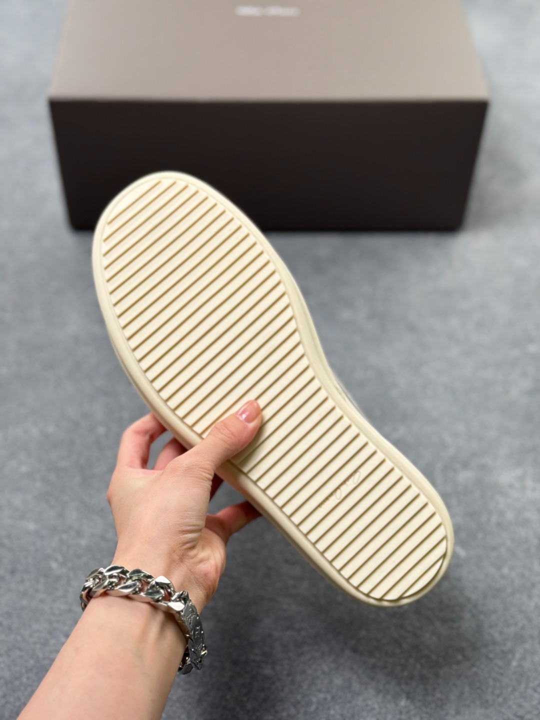 💰410
RO欧文斯RICK OWENS 侵权Vans 情侣款 复古 黑暗系 休闲 LUXOR
原版购入开发 做货 掌握时尚的默契RICKOWENS 全粒面小牛皮,散发出品质与独特设计的高级光芒。每一寸的小牛皮,都是奢华的代名词,触感柔软,充满贵族气息。这不仅仅是一款材质,更是对时尚品位的完美追求。搭配你的潮流穿搭,瞬间让整体品质提升。RICKOWENS,用小牛皮演绎时尚的奢华,成就不凡的品味。在这个季节,让每一次触碰都成为时尚的仪式感 RU01D3897LC0LVS-811
▪面料: 原版定制进口全粒面小牛皮
▪内里: 原版进口牛皮材质
▪大底: 原版开模【奶香】T材质
▪底厚: 3.5CM**效果
▪Size: 35-46