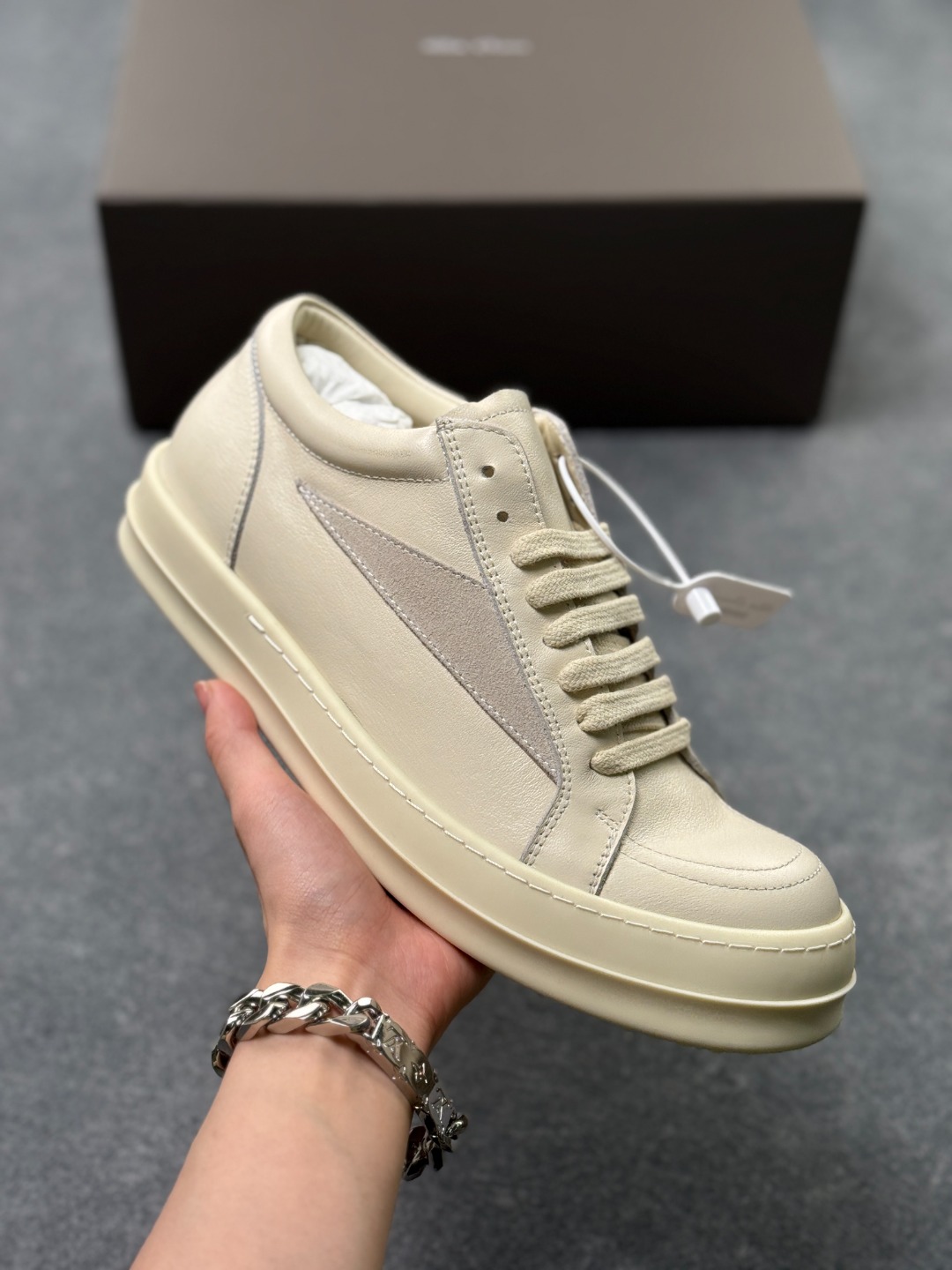 💰410
RO欧文斯RICK OWENS 侵权Vans 情侣款 复古 黑暗系 休闲  LUXOR 
原版购入开发 做货 掌握时尚的默契RICKOWENS 全粒面小牛皮，散发出品质与独特设计的高级光芒。每一寸的小牛皮，都是奢华的代名词，触感柔软，充满贵族气息。这不仅仅是一款材质，更是对时尚品位的完美追求。搭配你的潮流穿搭，瞬间让整体品质提升。RICKOWENS，用小牛皮演绎时尚的奢华，成就不凡的品味。在这个季节，让每一次触碰都成为时尚的仪式感   RU01D3897LC0LVS-1111
▪面料: 原版定制进口全粒面小牛皮
▪内里: 原版进口牛皮材质
▪大底: 原版开模【奶香】T材质
▪底厚: 3.5CM**效果
▪Size: 38-46