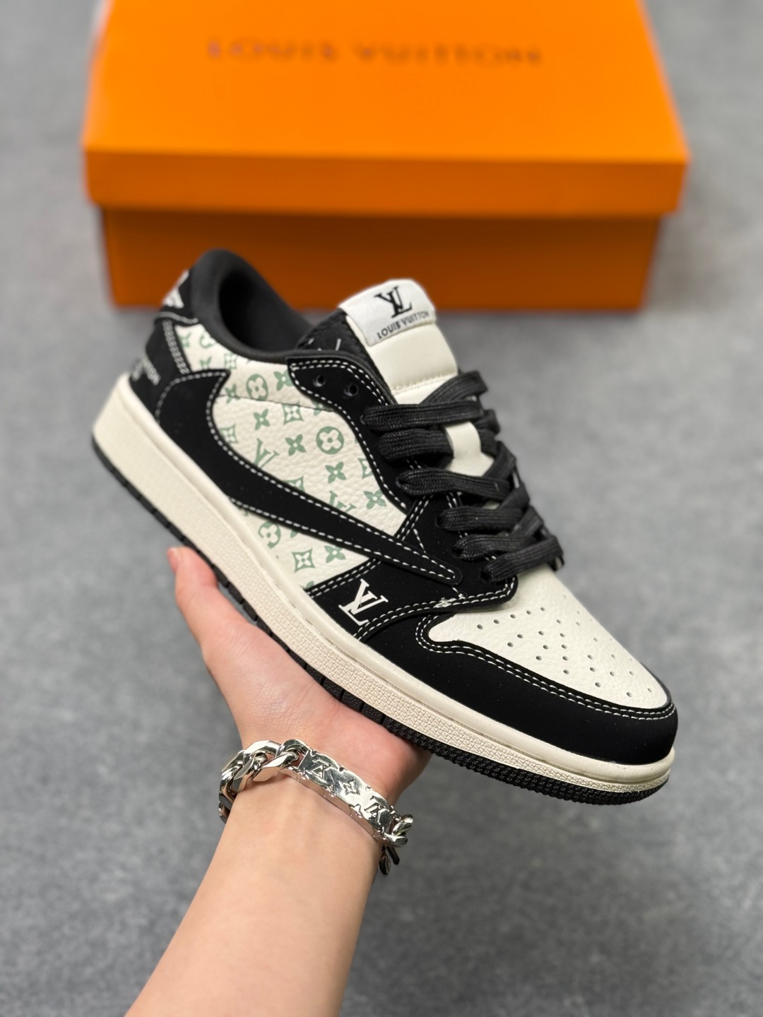 工厂套现🎉 福利特价💰105
Travis Scott x Fragment Design x Air Jordan 1 Low OG SP AJ1 乔1LV联名 黑白印花 低帮文化休闲板鞋 
多方联名合作融合了Travis Scott 独特的音乐风格，藤原浩个性的设计风格以及Jordan品牌的经典元素 使其成为一双具有独特身份和价值的鞋子 清新而立体的外观加上联名标识更突出了其独特身份 这种配色方案显示出活力和时尚感 在视觉上引人注目  鞋身的质感和细腻的细节处理使其显得高端而格调十足  这款“倒钩”联名是设计与创意完美结合  融合多方的个性风格是一款备受瞩目的潮流鞋款
货号：LX1988-200
Size：36 36.5 37.5 38 38.5 39 40 40.5 41 42 42.5 43 44 44.5 45