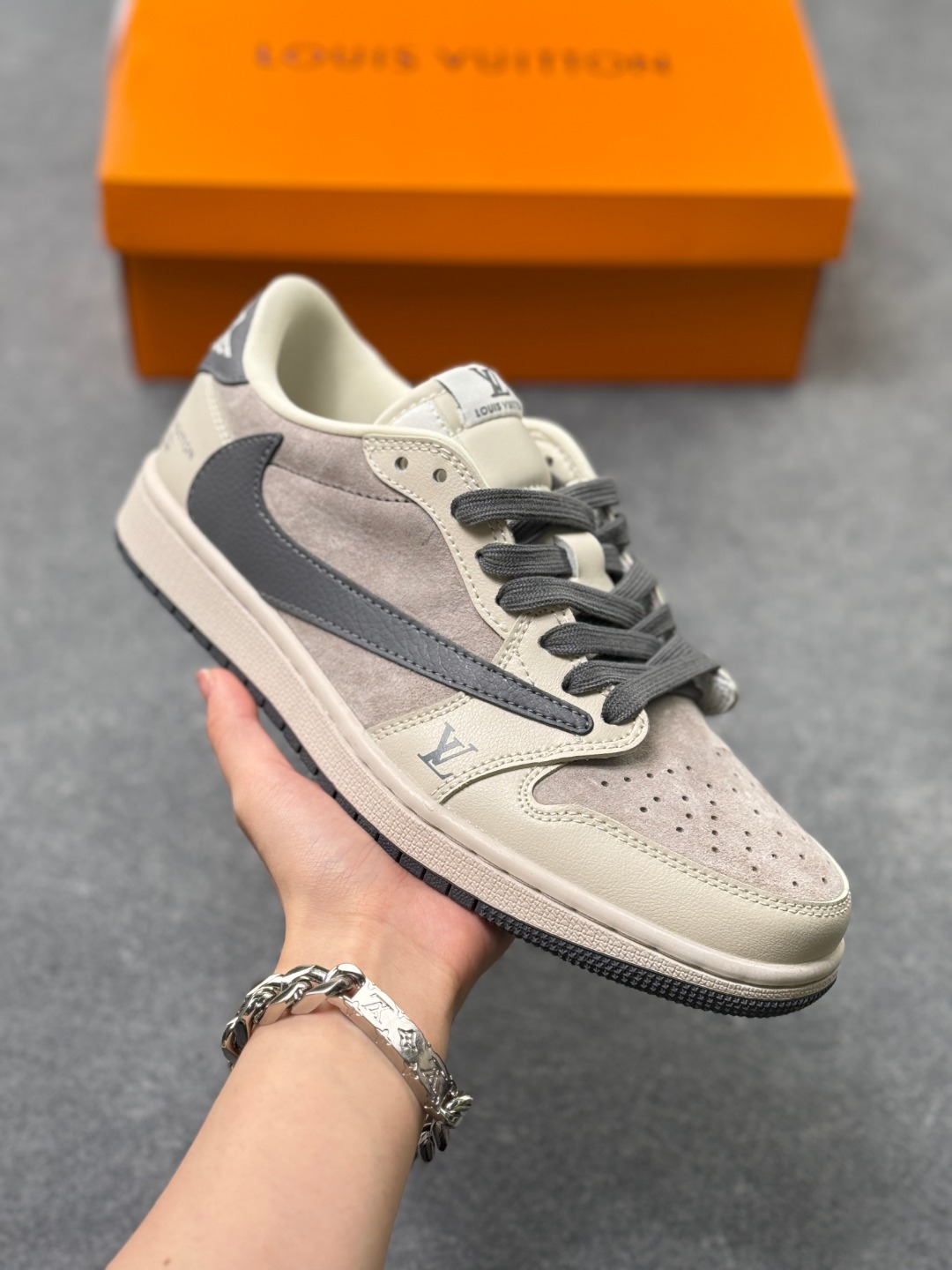 工厂套现🎉 福利特价💰105
Travis Scott x Fragment Design x Air Jordan 1 Low OG SP AJ1 乔1LV联名 猪八 低帮文化休闲板鞋 LX1988-102
#多方联名合作融合了Travis Scott 独特的音乐风格，藤原浩个性的设计风格以及Jordan品牌的经典元素 使其成为一双具有独特身份和价值的鞋子 清新而立体的外观加上联名标识更突出了其独特身份 这种配色方案显示出活力和时尚感 在视觉上引人注目  鞋身的质感和细腻的细节处理使其显得高端而格调十足  这款“倒钩”联名是设计与创意完美结合  融合多方的个性风格是一款备受瞩目的潮流鞋款
尺码：36 36.5 37.5 38 38.5 39 40 40.5 41 42 42.5 43 44 44.5 45