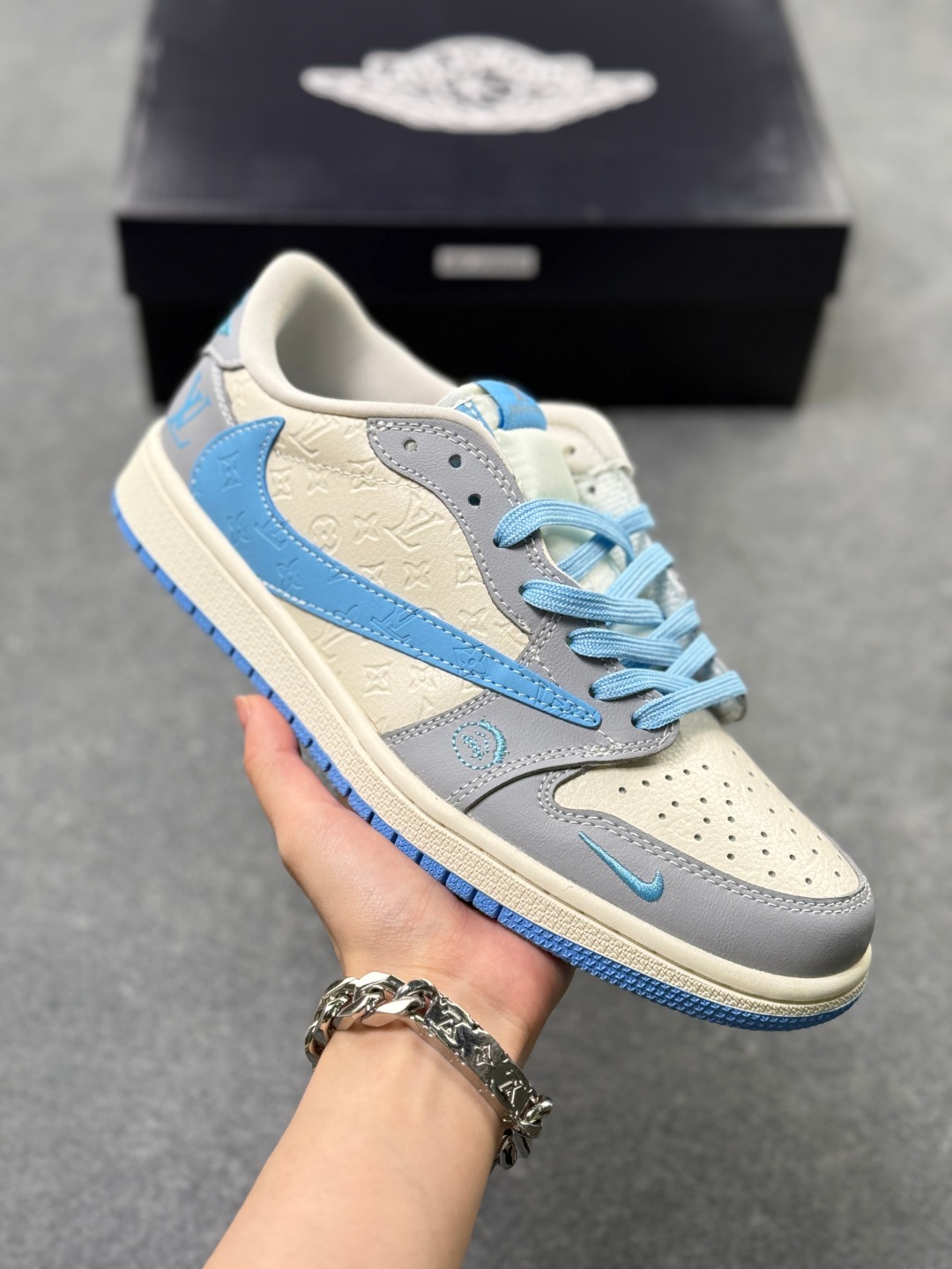 工厂套现🎉 福利特价💰105
Travis Scott x Nike Air Jordan 1 Low x Louis Vuitton
Air Jordan 1 Low 反转灰蓝小勾倒钩
全鞋采用原装头层皮,用料扎实 精雕细琢
鞋型极致还原 飞翼3D打印改良 深度立体
四线中底拉帮皮料选材 钢印 背胶一应俱全 全新批次 原装原模大底全鞋原厂定制皮料,手感细腻正确折边工艺 完美细节诠释
官方货号:XS2024 059XK
Size:36 36.5 37.5 38 38.5 39 40 40.5 41 42 42.5 43 44 44.5 45