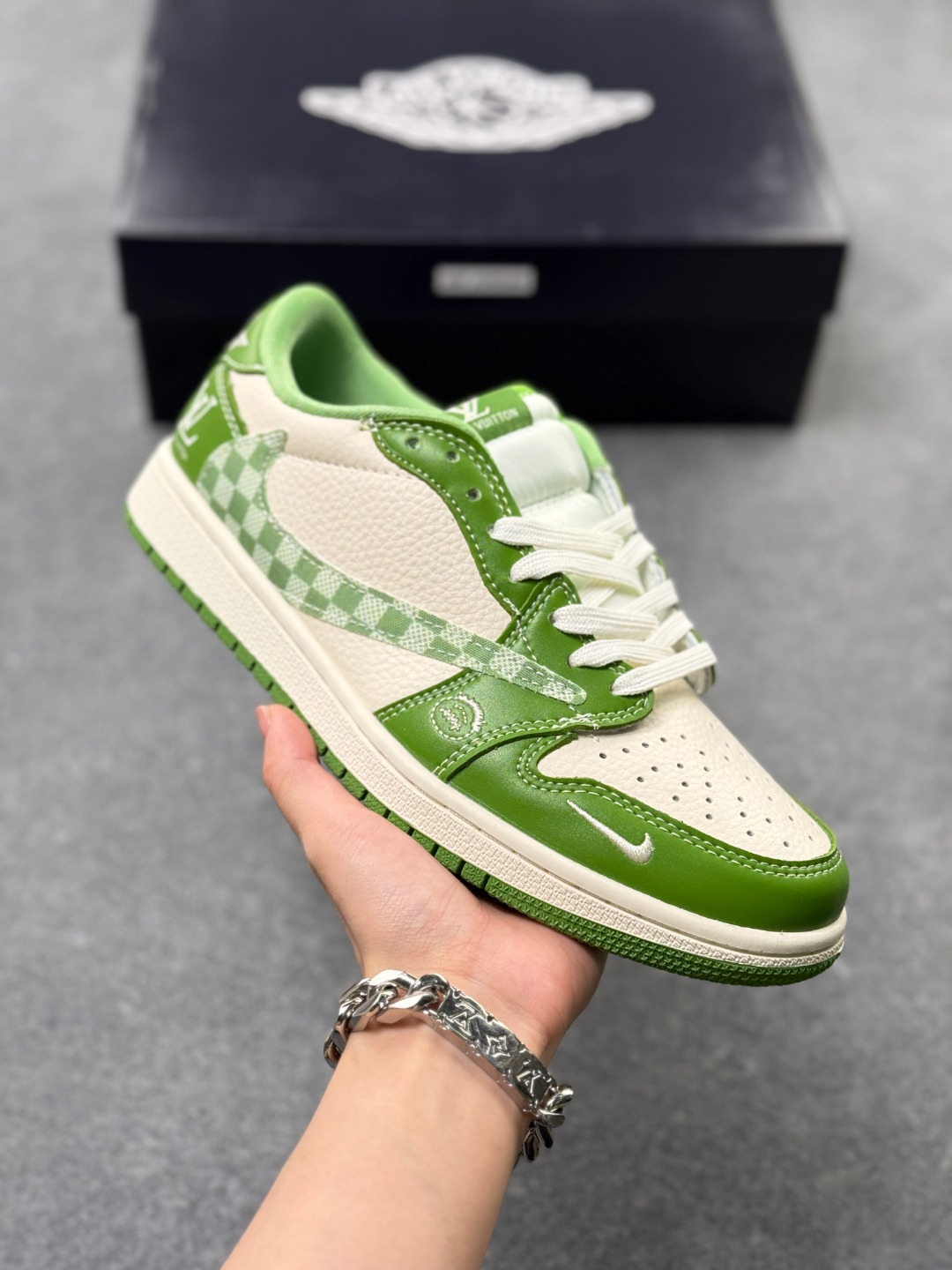 工厂套现🎉 福利 Air Jordan 1 Low OG "高端定制" LV白绿格子倒钩 大厂纯原工艺 原楦原纸板 原厂头层皮料 铸造最完美鞋型 一眼区别任何市售土肥圆版本 中底 背胶 皮料 清洁度 各方面细节堪称完美 货号:XS2024-058