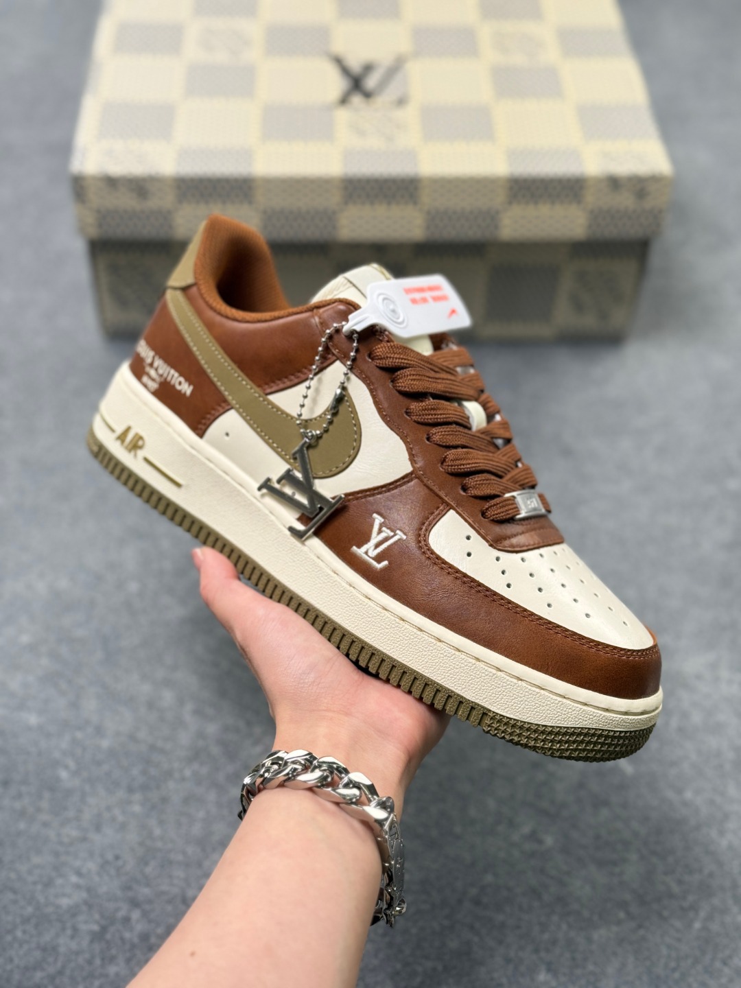 NK Air Force 1 空军一号 LV咖啡色 官方货号:NH0601-590 官方同步 原装级别 原楦头原纸板 打造纯正 空军版型#专注外贸渠道 全掌内置蜂窝气垫 #原盒配件 原厂中底钢印、拉帮完美