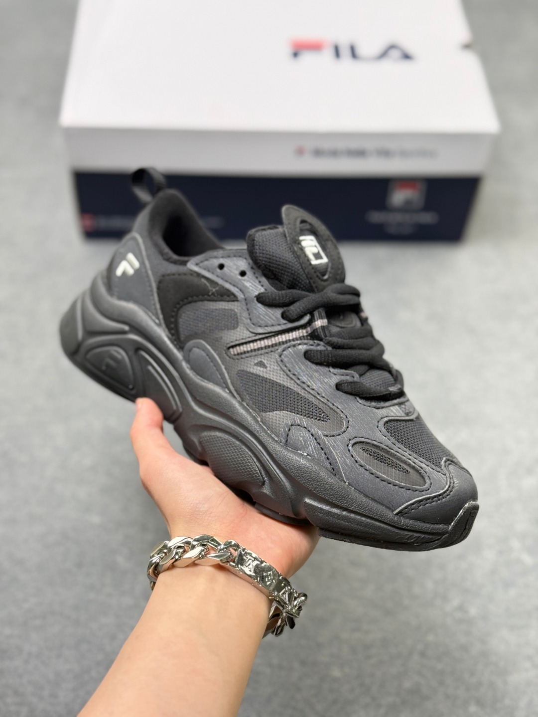 💰160
FILA斐乐 Mars 火星2.0低帮复古百搭运动老爹鞋
采用优质头层皮饰片拼接透气 纤维网面材质#轻质EVA泡沫缓冲中底 耐磨橡胶外底
货号:F12W141116FBK
Size:35.5 36 36.5 37.5 38 38.5 39 40 40.5 41 42 42.5 43 44