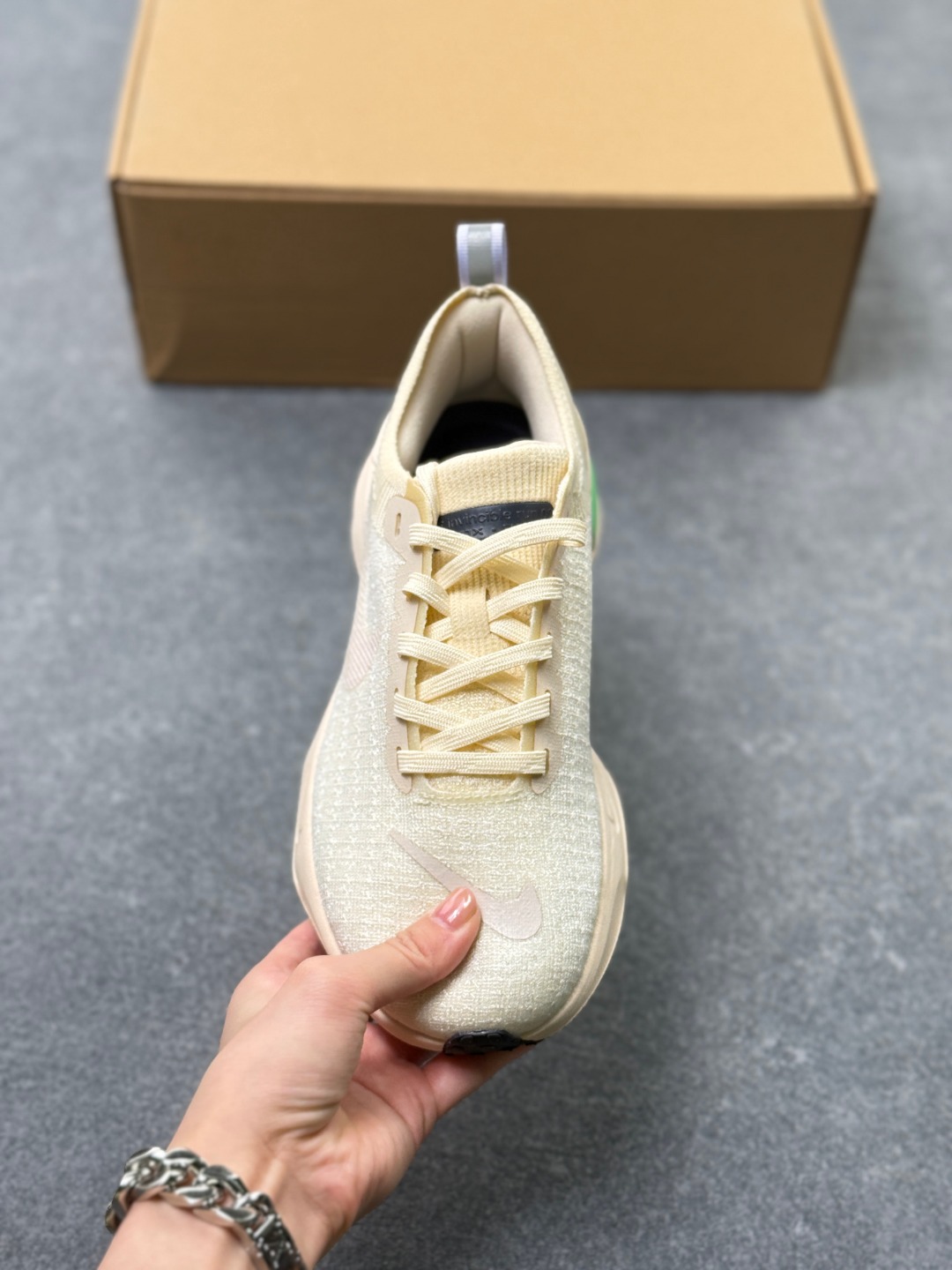 工厂套现🎉 福利特价💰120
NK Zoomx Invincible Run FK3 透气缓震跑步鞋   内置Zoom气垫 回弹效果非常直接 
货号:DR2660-001
编码:36-45