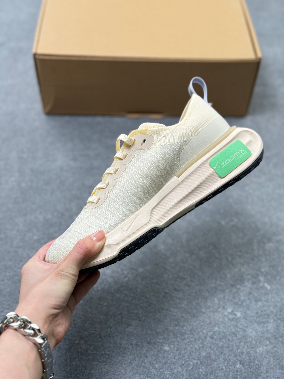 工厂套现🎉 福利特价💰120
NK Zoomx Invincible Run FK3 透气缓震跑步鞋   内置Zoom气垫 回弹效果非常直接 
货号:DR2660-001
编码:36-45