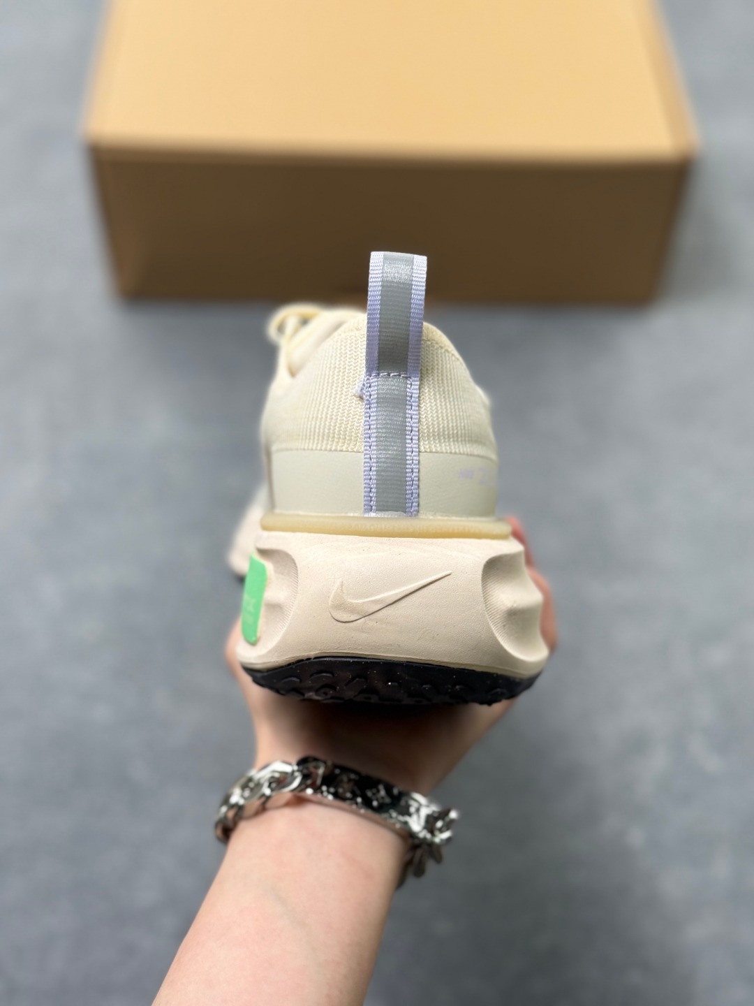 工厂套现🎉 福利特价💰120
NK Zoomx Invincible Run FK3 透气缓震跑步鞋   内置Zoom气垫 回弹效果非常直接 
货号:DR2660-001
编码:36-45