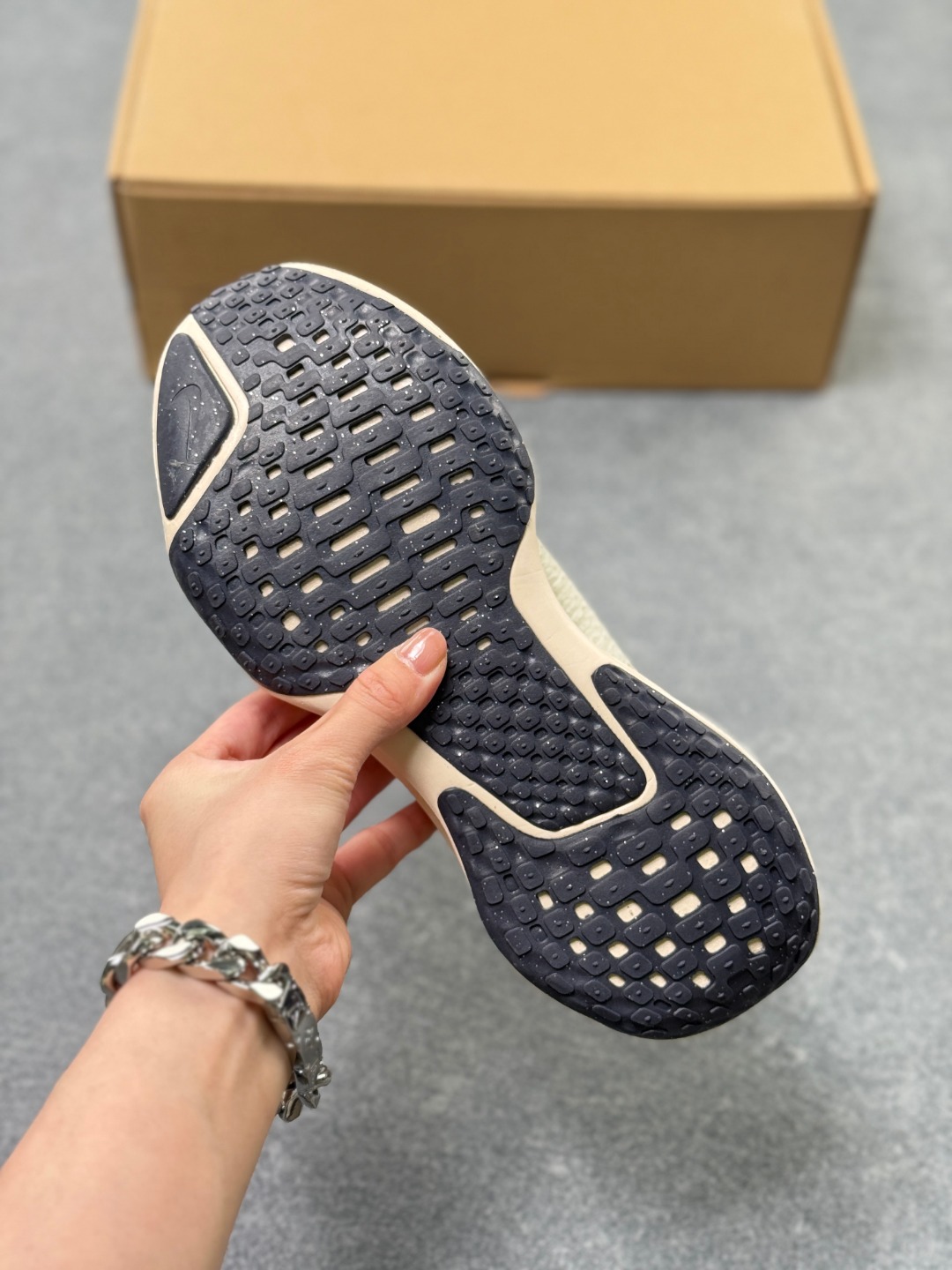 工厂套现🎉 福利特价💰120
NK Zoomx Invincible Run FK3 透气缓震跑步鞋   内置Zoom气垫 回弹效果非常直接 
货号:DR2660-001
编码:36-45