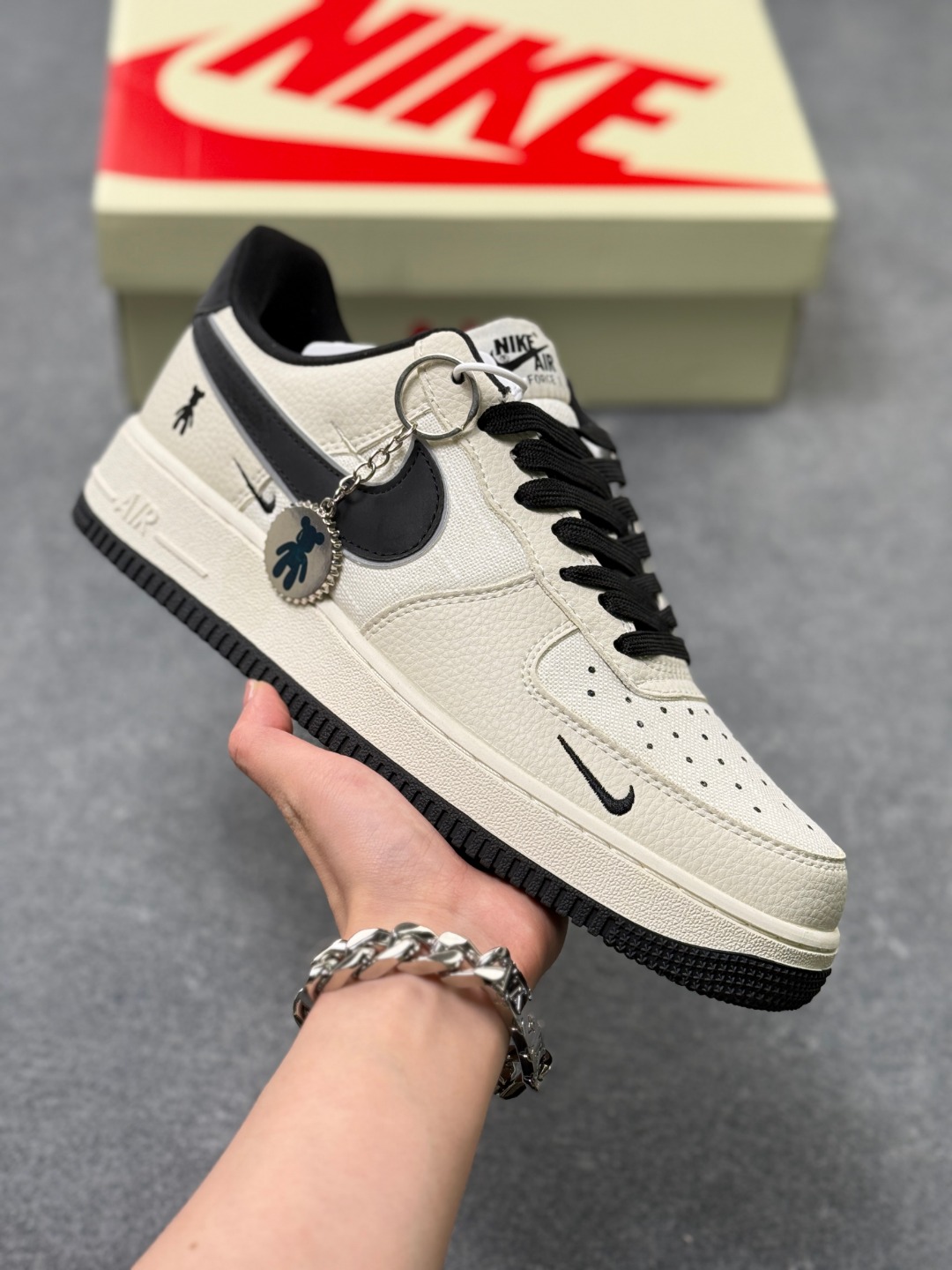 海外限量发售!公司级Nike Air Force 1 ‘07 Low “暴力熊联名——亚麻米黑三勾”空军一号 低帮 运动鞋 休闲鞋 折边针车 工艺难度大 原楦头原纸板 原装鞋盒 定制五金配件 内置全掌气垫 原厂鞋底 货号:KK1988-006