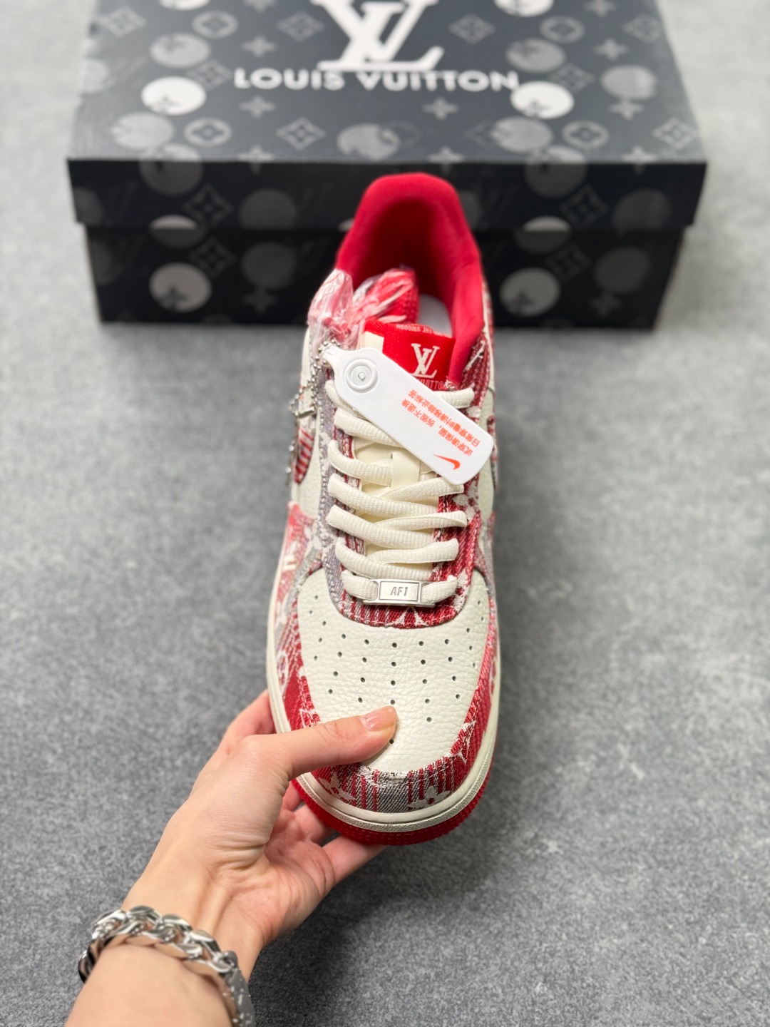 工厂套现🎉 福利特价💰115
Nike Air Force 1 Low 07 x Louis Vuitton 牛仔红白
原楦头原纸板 打造纯正低帮空军版型
专注外贸渠道 全掌内置蜂窝气垫 
原盒配件 原厂中底钢印、拉帮完美 
货号：SC9207-541
Size：36 36.5 37.5 38 38.5 39 40 40.5 41 42 42.5 43 44 44.5 45 X74