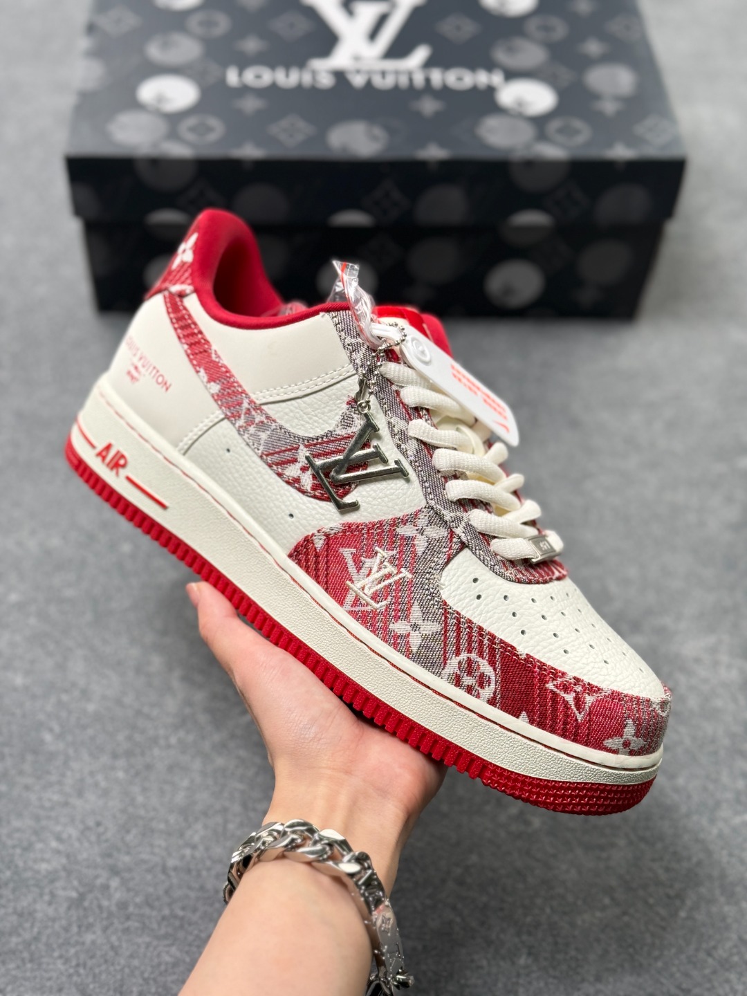 工厂套现🎉 福利特价💰115
Nike Air Force 1 Low 07 x Louis Vuitton 牛仔红白
原楦头原纸板 打造纯正低帮空军版型
专注外贸渠道 全掌内置蜂窝气垫 
原盒配件 原厂中底钢印、拉帮完美 
货号：SC9207-541
Size：36 36.5 37.5 38 38.5 39 40 40.5 41 42 42.5 43 44 44.5 45 X74