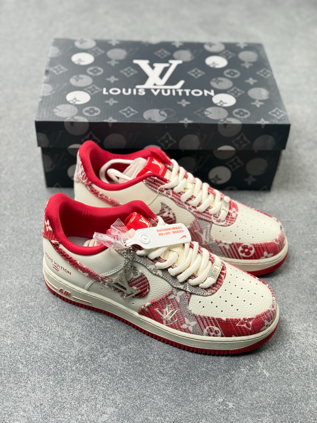 工厂套现🎉 福利特价💰115
Nike Air Force 1 Low 07 x Louis Vuitton 牛仔红白
原楦头原纸板 打造纯正低帮空军版型
专注外贸渠道 全掌内置蜂窝气垫 
原盒配件 原厂中底钢印、拉帮完美 
货号：SC9207-541
Size：36 36.5 37.5 38 38.5 39 40 40.5 41 42 42.5 43 44 44.5 45 X74