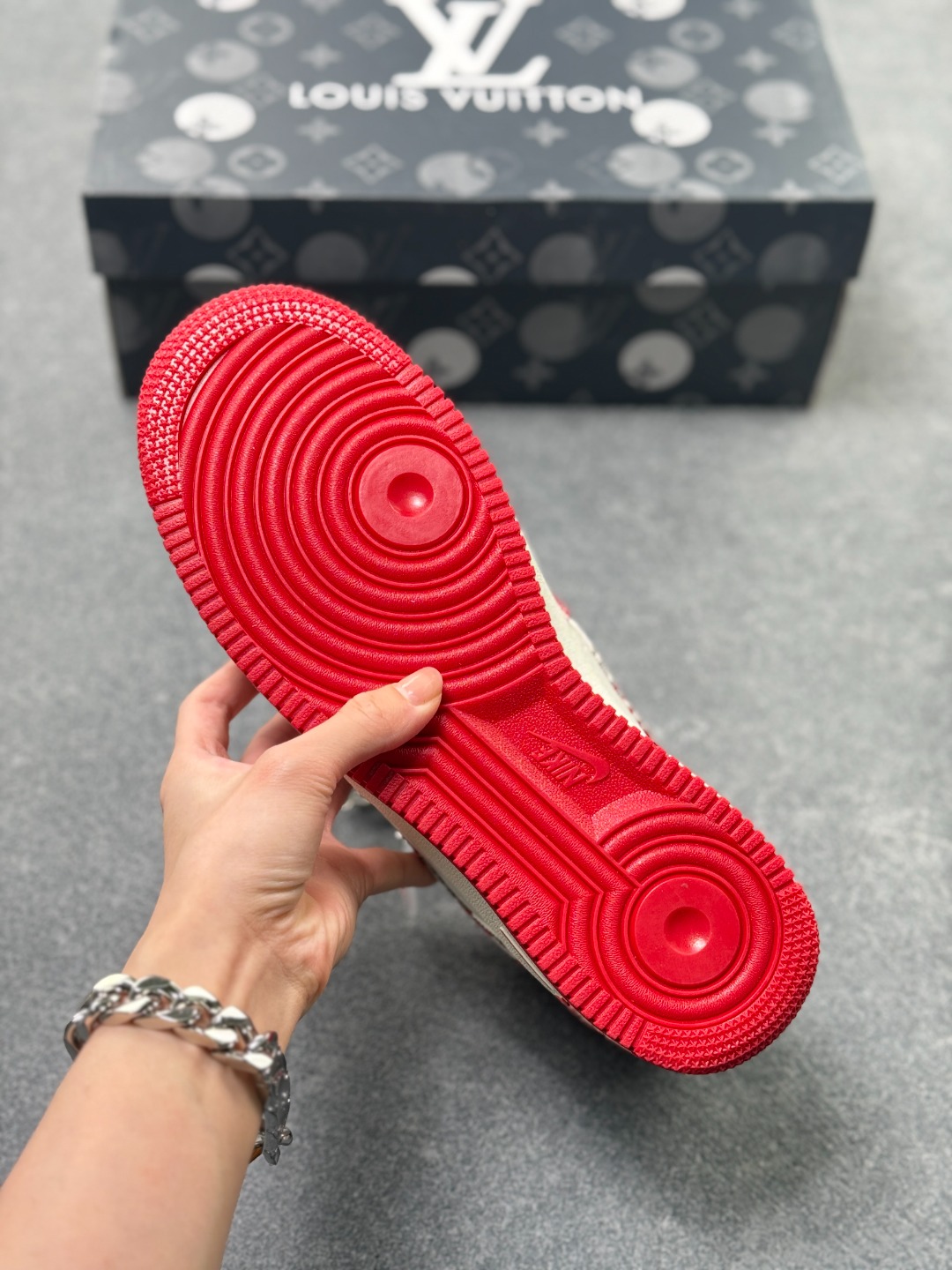 工厂套现🎉 福利特价💰115
Nike Air Force 1 Low 07 x Louis Vuitton 牛仔红白
原楦头原纸板 打造纯正低帮空军版型
专注外贸渠道 全掌内置蜂窝气垫 
原盒配件 原厂中底钢印、拉帮完美 
货号：SC9207-541
Size：36 36.5 37.5 38 38.5 39 40 40.5 41 42 42.5 43 44 44.5 45 X74