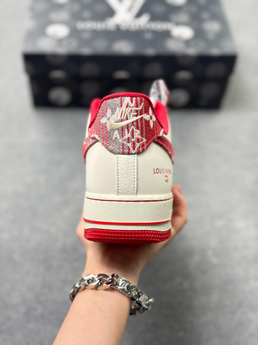 工厂套现🎉 福利特价💰115
Nike Air Force 1 Low 07 x Louis Vuitton 牛仔红白
原楦头原纸板 打造纯正低帮空军版型
专注外贸渠道 全掌内置蜂窝气垫 
原盒配件 原厂中底钢印、拉帮完美 
货号：SC9207-541
Size：36 36.5 37.5 38 38.5 39 40 40.5 41 42 42.5 43 44 44.5 45 X74