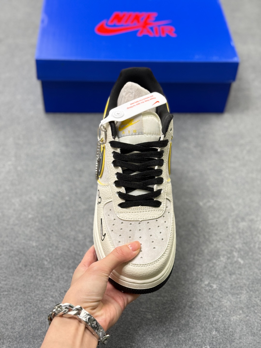 💰220
童趣奢潮碰撞！AF1 Low x Disney 联名款唤醒童年DNA
 当Nike Air Force 1 Low的经典街头骨架遇上迪士尼的童话基因，这双SY1388-021联名款直接把「潮玩童趣」焊在了鞋面上！
 鞋身以奶白荔枝纹皮革搭配浅灰磨砂皮打造基底，黑黄撞色的Swoosh线条利落又俏皮，黄色包边如漫画描边般勾勒出灵动质感。鞋头的米奇轮廓简笔画、鞋侧的Disney手写体标识，将迪士尼的经典元素以手绘风呈现，细节处满是童真巧思；黑白撞色鞋带搭配经典AF1中底的「AIR」标识，保留了空军一号的街头底蕴，让童趣与潮流实现完美平衡。
 作为AF1与迪士尼的跨界联名，这双鞋既延续了Air Force 1 Low的百搭属性，又凭借迪士尼的IP加持成为吸睛利器。不管是日常出街打造甜酷造型，还是作为迪士尼粉丝的收藏款，这双AF1 Low x Disney联名款都能让你在潮流圈玩转出独特的童趣风格，属于大人的童话潮鞋，入手即解锁双倍快乐！
size：36-45半 X3