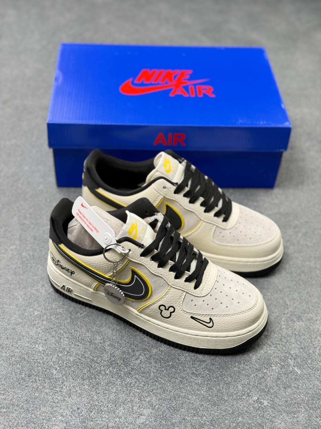 💰220
童趣奢潮碰撞！AF1 Low x Disney 联名款唤醒童年DNA
 当Nike Air Force 1 Low的经典街头骨架遇上迪士尼的童话基因，这双SY1388-021联名款直接把「潮玩童趣」焊在了鞋面上！
 鞋身以奶白荔枝纹皮革搭配浅灰磨砂皮打造基底，黑黄撞色的Swoosh线条利落又俏皮，黄色包边如漫画描边般勾勒出灵动质感。鞋头的米奇轮廓简笔画、鞋侧的Disney手写体标识，将迪士尼的经典元素以手绘风呈现，细节处满是童真巧思；黑白撞色鞋带搭配经典AF1中底的「AIR」标识，保留了空军一号的街头底蕴，让童趣与潮流实现完美平衡。
 作为AF1与迪士尼的跨界联名，这双鞋既延续了Air Force 1 Low的百搭属性，又凭借迪士尼的IP加持成为吸睛利器。不管是日常出街打造甜酷造型，还是作为迪士尼粉丝的收藏款，这双AF1 Low x Disney联名款都能让你在潮流圈玩转出独特的童趣风格，属于大人的童话潮鞋，入手即解锁双倍快乐！
size：36-45半 X3