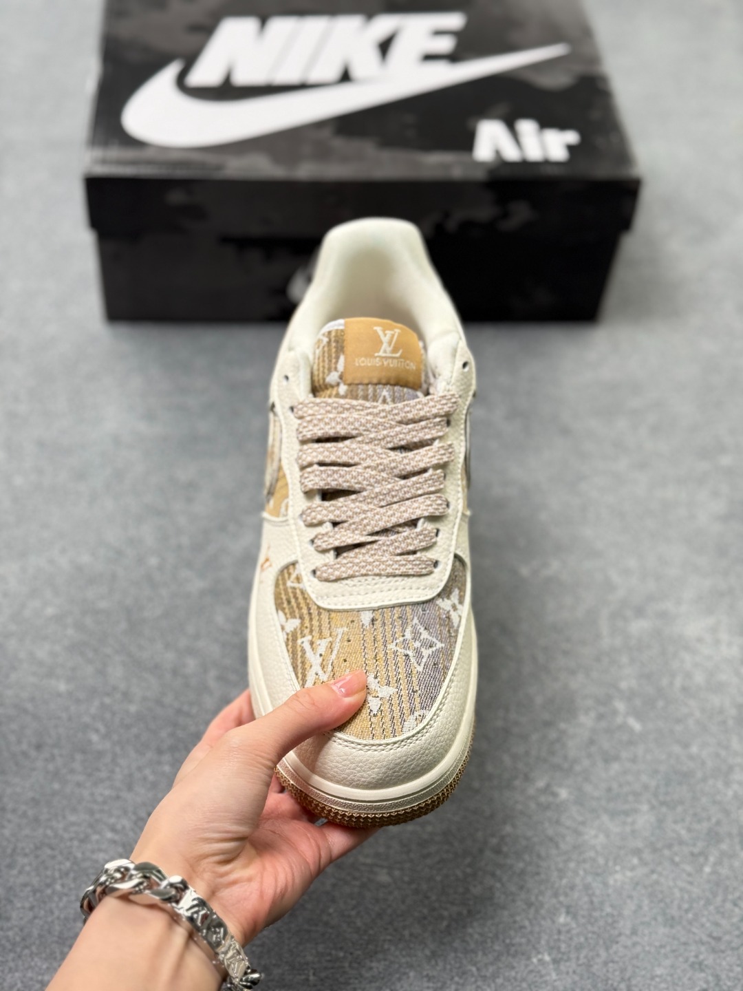 工厂套现🎉 福利特价💰115
Stussy x Air Force 1 Low LV联名
原楦头原纸板 打造纯正空军版型
#专注外贸渠道 全掌内置蜂窝气垫 #原盒配件 原厂中底钢印、拉帮完美 官方同步上架
货号：XL1979-107
Size：36 36.5 37.5 38 38.5 39 40 40.5 41 42 42.5 43 44 44.5 45 x58