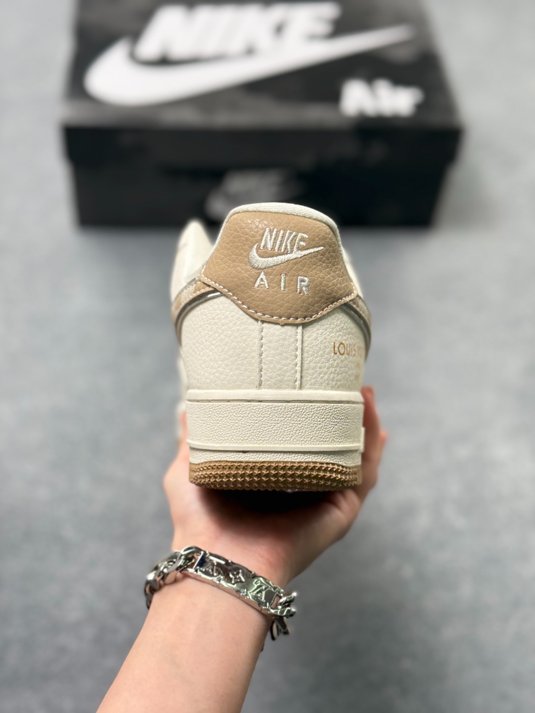 工厂套现🎉 福利特价💰115
Stussy x Air Force 1 Low LV联名
原楦头原纸板 打造纯正空军版型
#专注外贸渠道 全掌内置蜂窝气垫 #原盒配件 原厂中底钢印、拉帮完美 官方同步上架
货号：XL1979-107
Size：36 36.5 37.5 38 38.5 39 40 40.5 41 42 42.5 43 44 44.5 45 x58