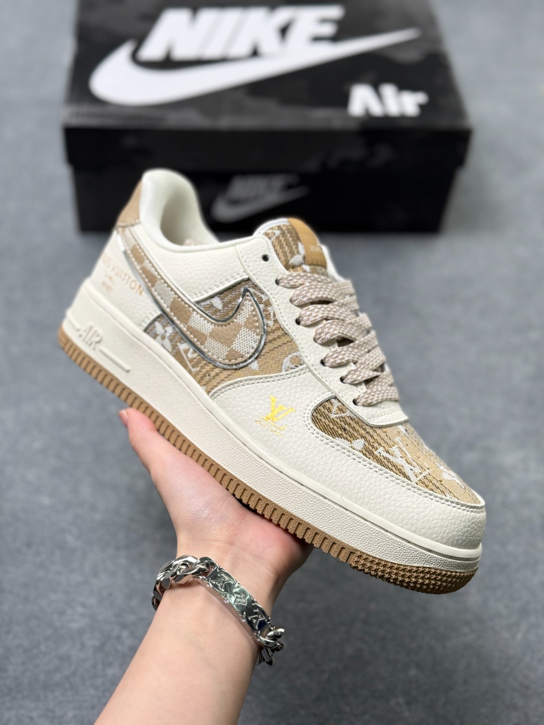 工厂套现🎉 福利特价💰115
Stussy x Air Force 1 Low LV联名
原楦头原纸板 打造纯正空军版型
#专注外贸渠道 全掌内置蜂窝气垫 #原盒配件 原厂中底钢印、拉帮完美 官方同步上架
货号：XL1979-107
Size：36 36.5 37.5 38 38.5 39 40 40.5 41 42 42.5 43 44 44.5 45 x58