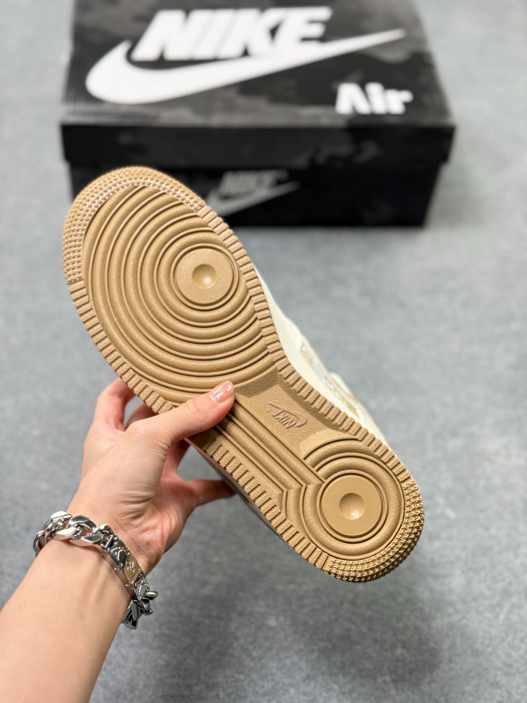 工厂套现🎉 福利特价💰115
Stussy x Air Force 1 Low LV联名
原楦头原纸板 打造纯正空军版型
#专注外贸渠道 全掌内置蜂窝气垫 #原盒配件 原厂中底钢印、拉帮完美 官方同步上架
货号：XL1979-107
Size：36 36.5 37.5 38 38.5 39 40 40.5 41 42 42.5 43 44 44.5 45 x58