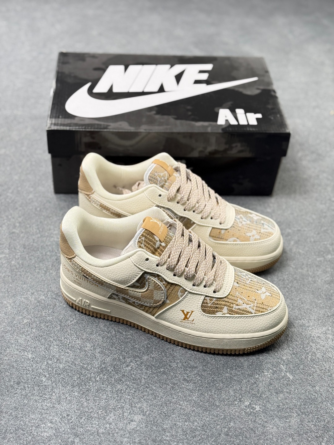 工厂套现🎉 福利特价💰115
Stussy x Air Force 1 Low LV联名
原楦头原纸板 打造纯正空军版型
#专注外贸渠道 全掌内置蜂窝气垫 #原盒配件 原厂中底钢印、拉帮完美 官方同步上架
货号：XL1979-107
Size：36 36.5 37.5 38 38.5 39 40 40.5 41 42 42.5 43 44 44.5 45 x58