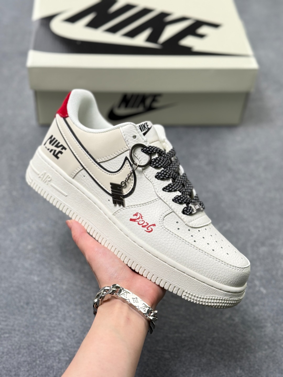 海外限量发售!公司级NIke Air Force 1 ‘07 Low “NINE2026联名——米白红尾”空军一号 低帮 运动鞋 休闲鞋 折边针车 工艺难度大 原楦头原纸板 原装鞋盒 定制五金配件 内置全掌气垫 原厂鞋底 货号:CS5288-059 x45