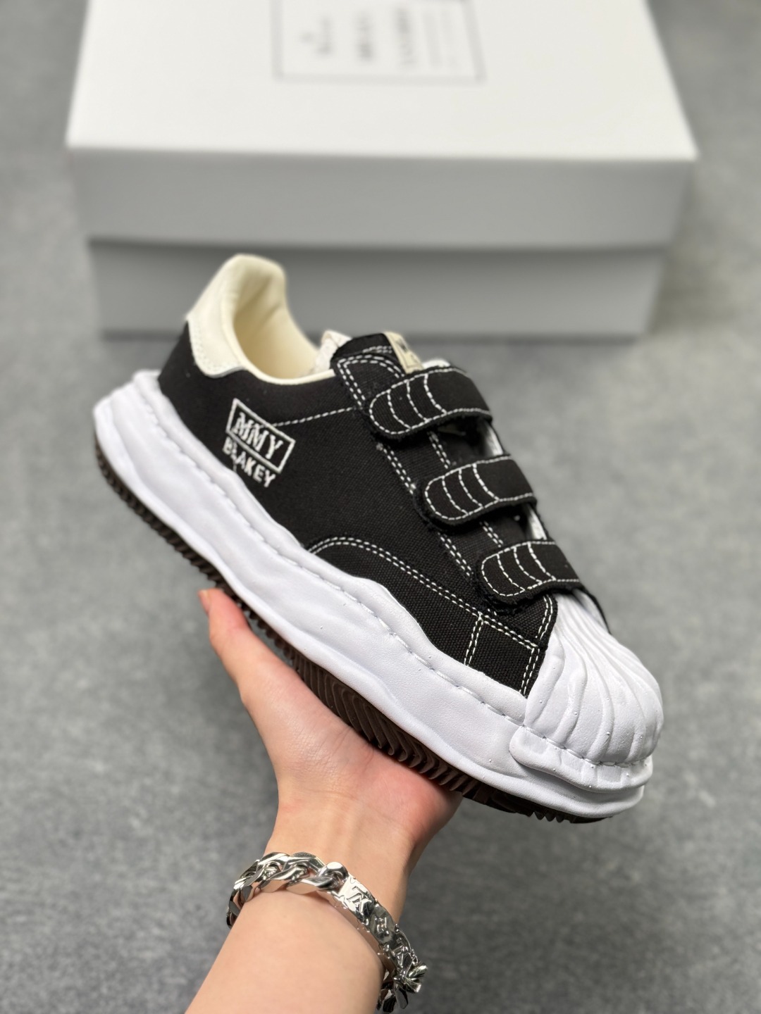 💰180
MIHARA YASUHIRO三原康裕 Blakey 舒适百搭 轻便 低帮 帆布鞋 男女同款 黑白
货号:A14FW741
size:36 37 38 39 40 41 42 43 44 x76