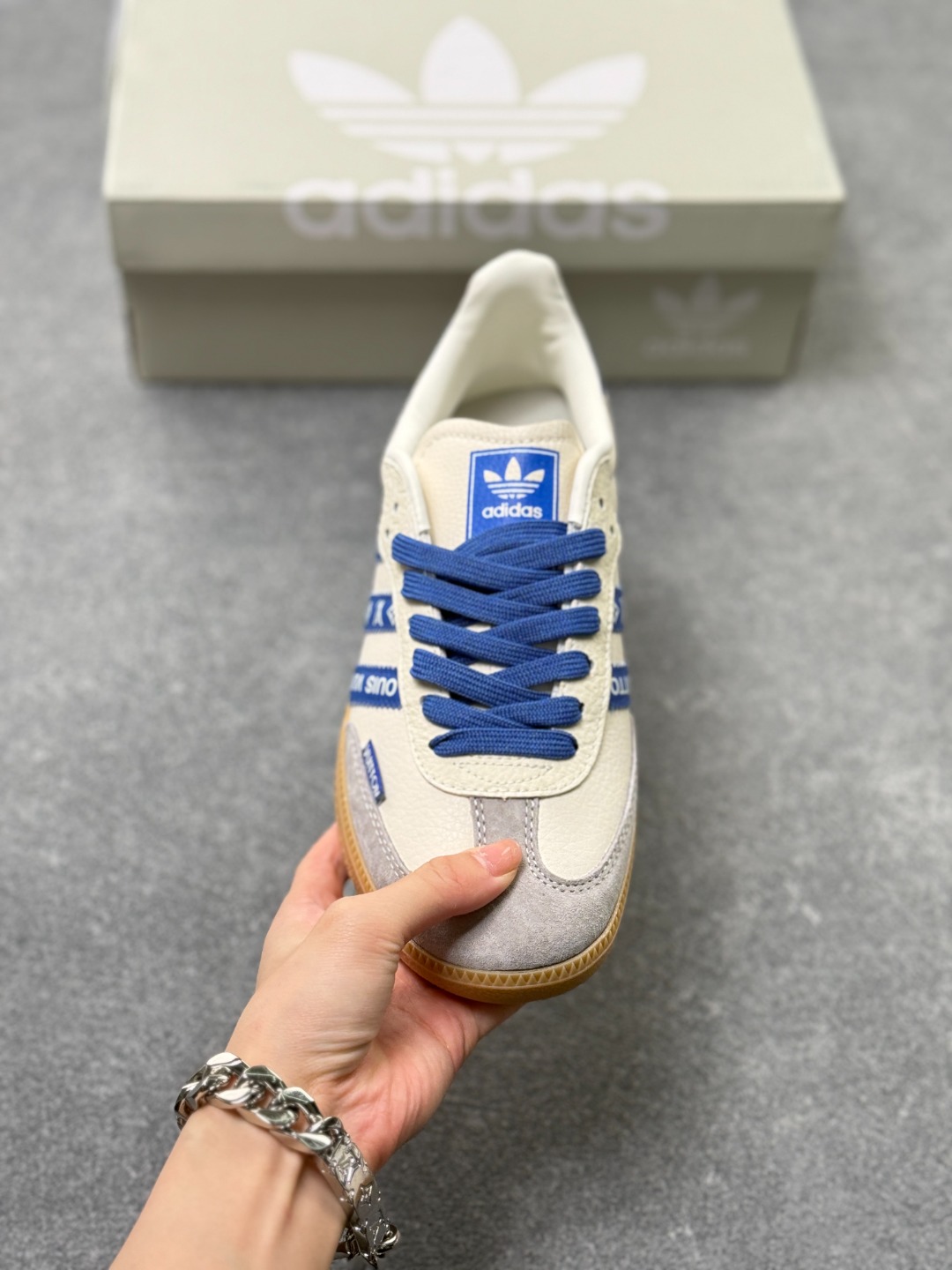 工厂套现🎉 福利特价💰105
adidas originals Samba OG x Louis Vuitton 灰白
桑巴舞系列复古经典轻便板鞋 
此款以简约大方的造型设计 给人以随性休闲的时尚格调 
穿着舒适轻便，运动灵活自如 满足日常个性穿搭
货号：XR0005CC
Size：36 36.5 37 38 38.5 39 40 40.5 41 42 42.5 43 44 44.5 45  x58