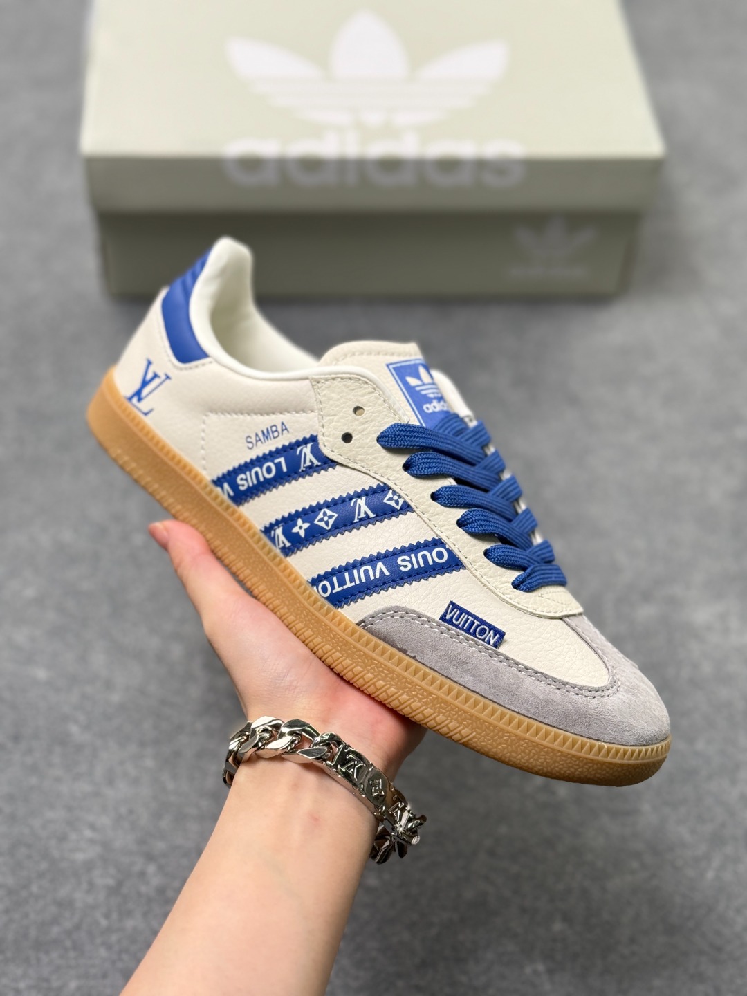 工厂套现🎉 福利特价💰105
adidas originals Samba OG x Louis Vuitton 灰白
桑巴舞系列复古经典轻便板鞋 
此款以简约大方的造型设计 给人以随性休闲的时尚格调 
穿着舒适轻便，运动灵活自如 满足日常个性穿搭
货号：XR0005CC
Size：36 36.5 37 38 38.5 39 40 40.5 41 42 42.5 43 44 44.5 45  x58