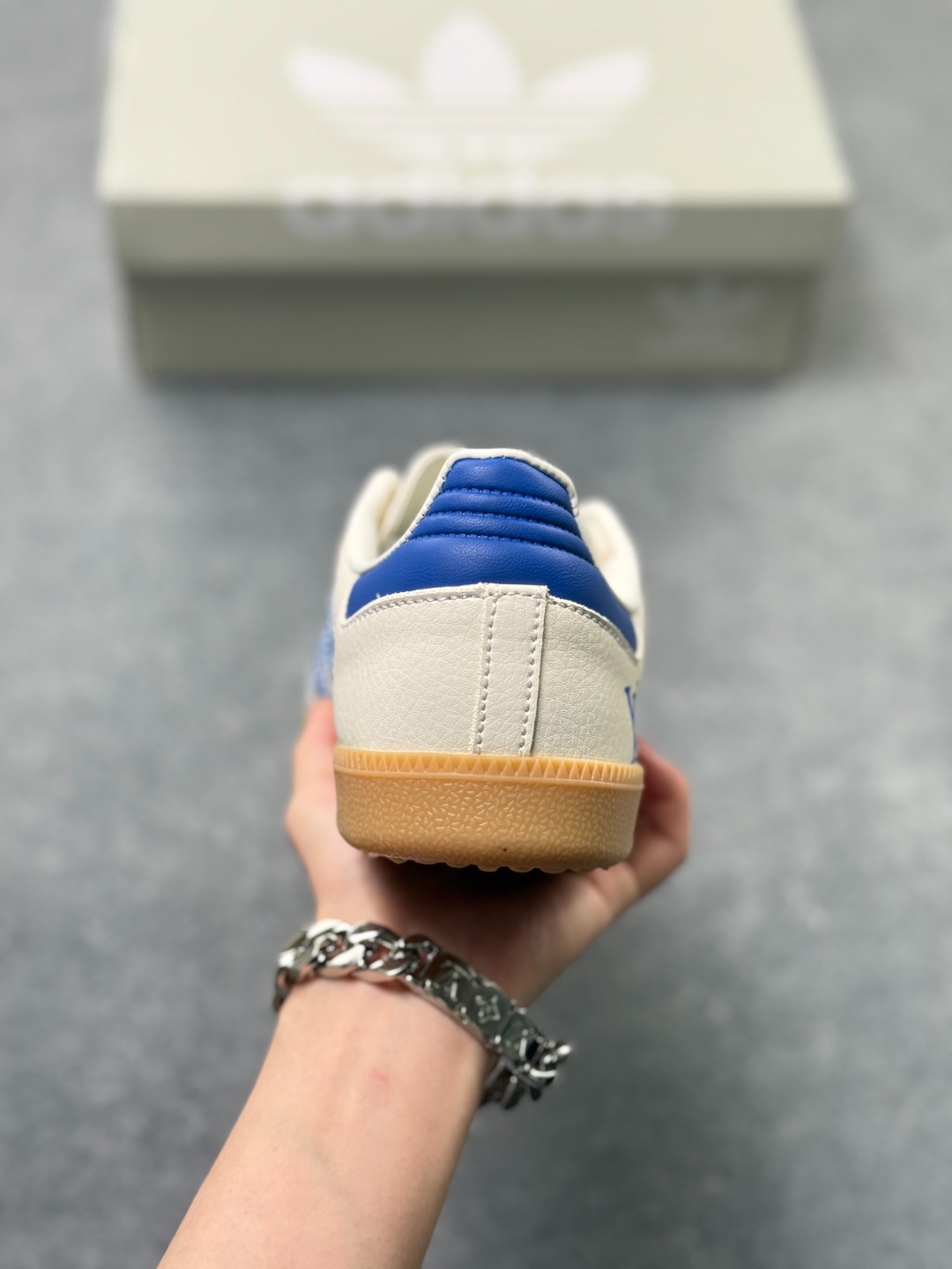 工厂套现🎉 福利特价💰105
adidas originals Samba OG x Louis Vuitton 灰白
桑巴舞系列复古经典轻便板鞋 
此款以简约大方的造型设计 给人以随性休闲的时尚格调 
穿着舒适轻便，运动灵活自如 满足日常个性穿搭
货号：XR0005CC
Size：36 36.5 37 38 38.5 39 40 40.5 41 42 42.5 43 44 44.5 45  x58