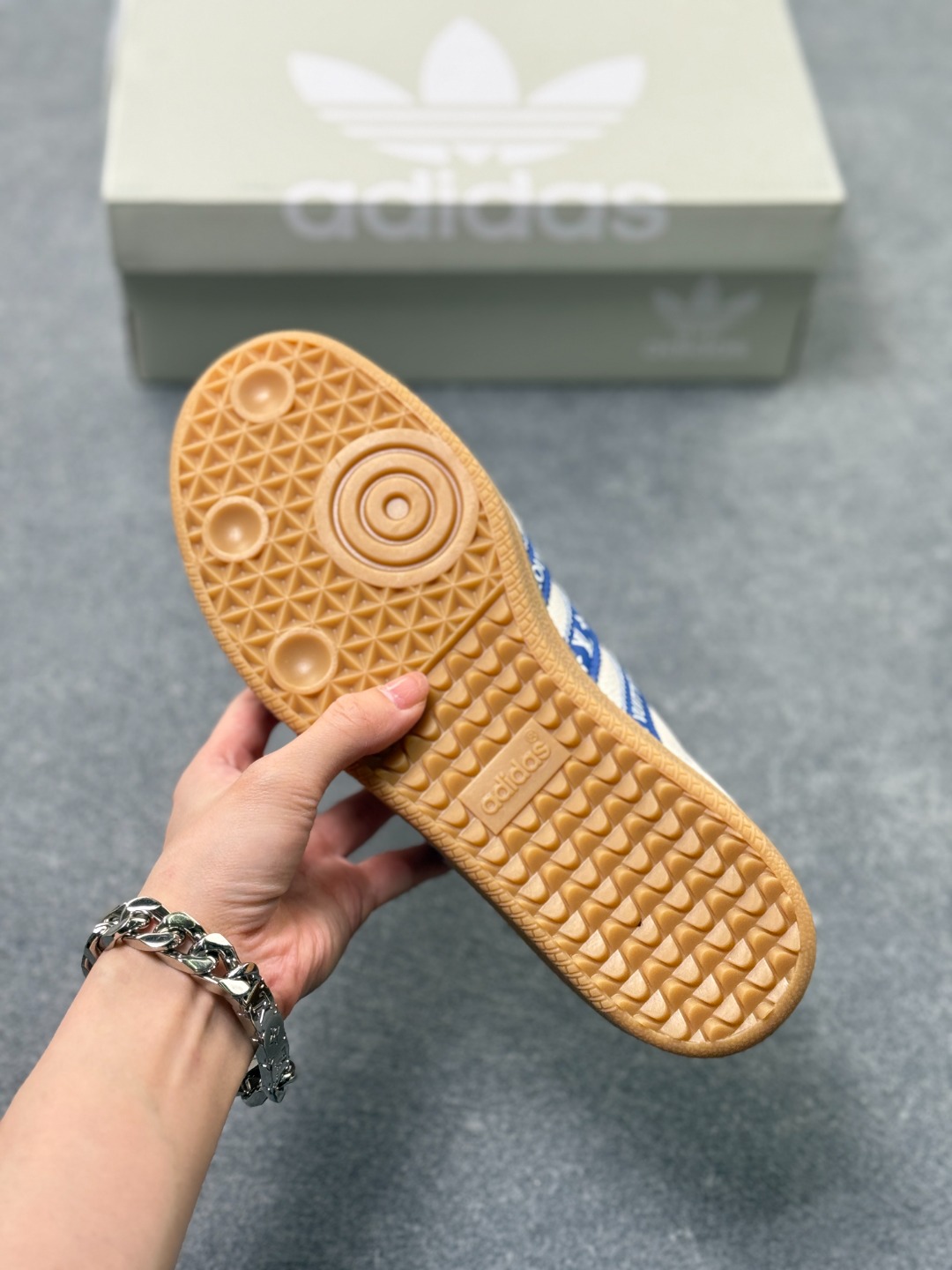 工厂套现🎉 福利特价💰105
adidas originals Samba OG x Louis Vuitton 灰白
桑巴舞系列复古经典轻便板鞋 
此款以简约大方的造型设计 给人以随性休闲的时尚格调 
穿着舒适轻便，运动灵活自如 满足日常个性穿搭
货号：XR0005CC
Size：36 36.5 37 38 38.5 39 40 40.5 41 42 42.5 43 44 44.5 45  x58