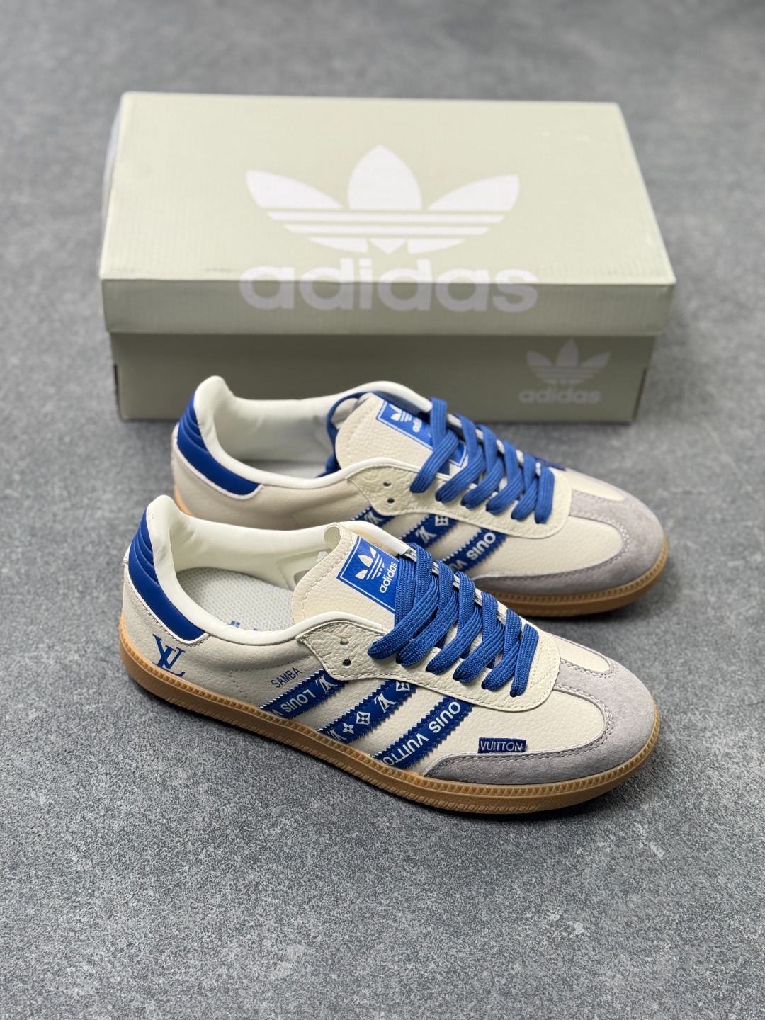 工厂套现🎉 福利特价💰105
adidas originals Samba OG x Louis Vuitton 灰白
桑巴舞系列复古经典轻便板鞋 
此款以简约大方的造型设计 给人以随性休闲的时尚格调 
穿着舒适轻便，运动灵活自如 满足日常个性穿搭
货号：XR0005CC
Size：36 36.5 37 38 38.5 39 40 40.5 41 42 42.5 43 44 44.5 45  x58