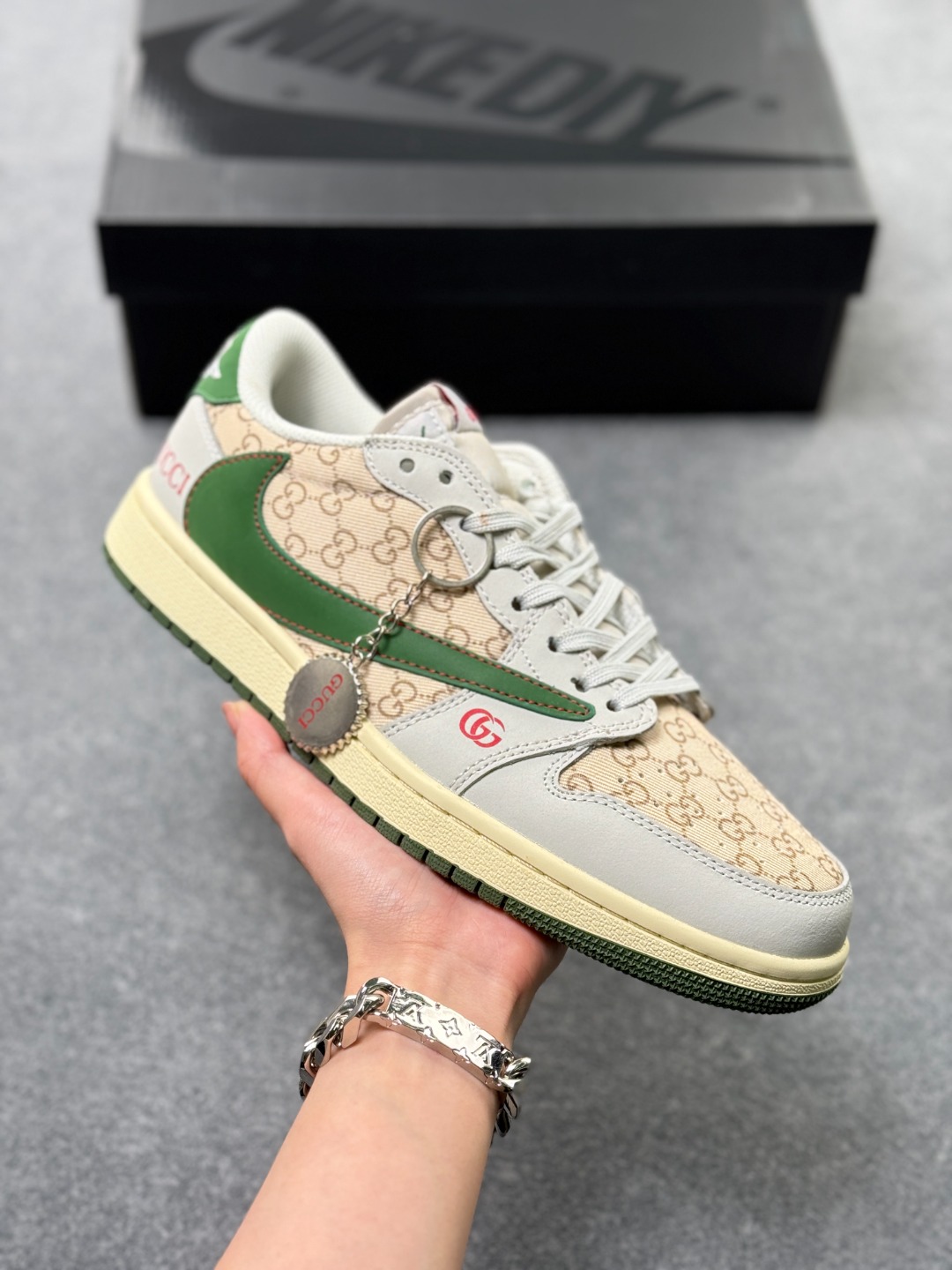 💰160
Air Jordan 1 Low 古驰联名
此款主张打破传统的工业化流水线设计限制，以Made by ideas的超级创意为理念，集结众多潮流设计师，结合时下最ing潮流风尚，为潮流爱好者打造彰品自我的专属潮品。同时尊重每个年轻人对于潮流的理解与选择，主张“让每个年轻人塑造自己的潮流”。
货号: DZ5899-001
Size: 36 36.5 37.5 38 38.5 39 40 40.5 41 42 42.5 43 44 44.5 45 x71