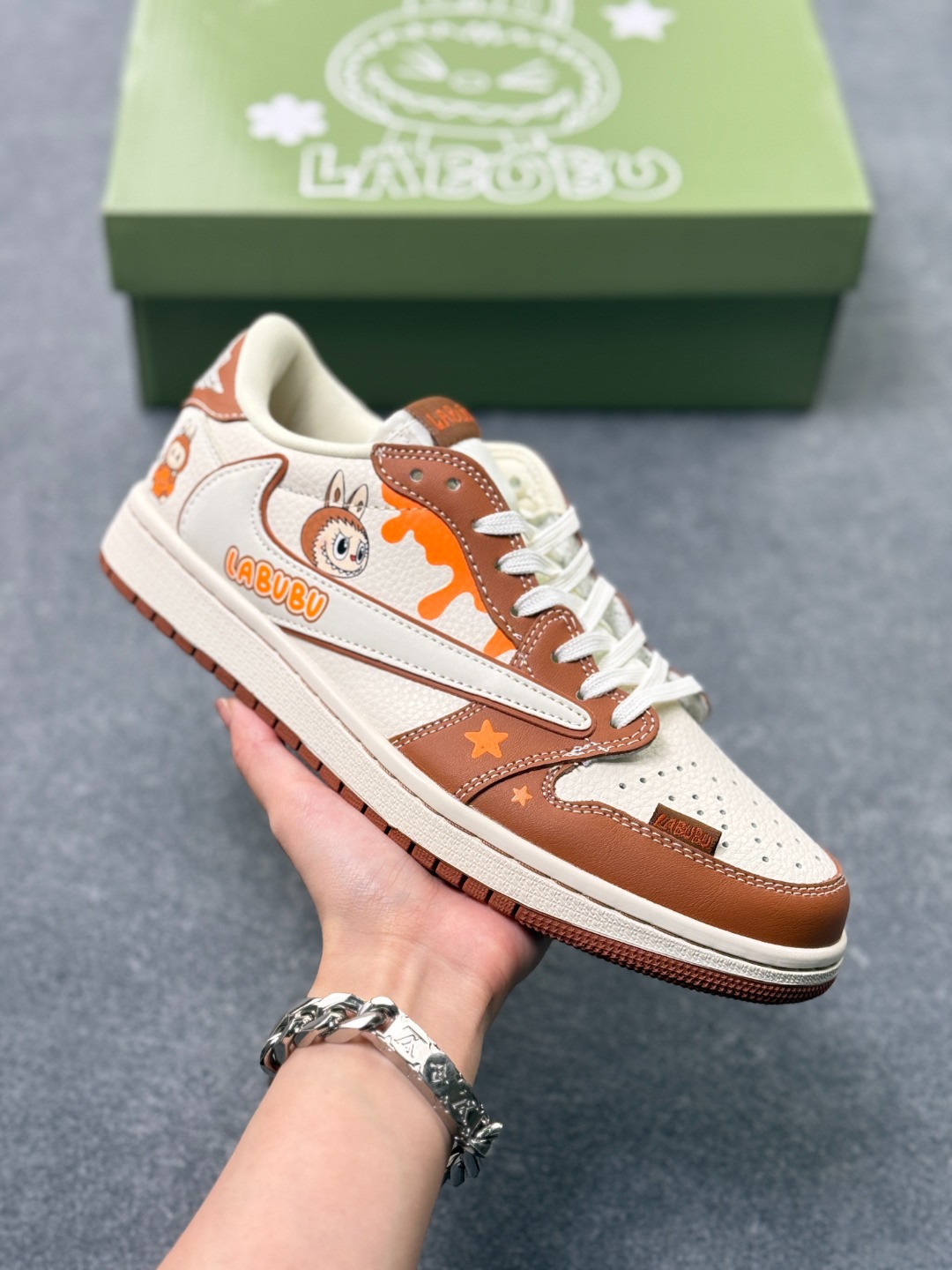 Air Jordan 1 Low 拉布布联名 此款主张打破传统的工业化流水线设计限制,以Made by ideas的超级创意为理念,集结众多潮流设计师,结合时下最ing潮流风尚,为潮流爱好者打造彰品自我的专属潮品.同时尊重每个年轻人对于潮流的理解与选择,主张“让每个年轻人塑造自己的潮流”. 货号: DZ5899-020 x71