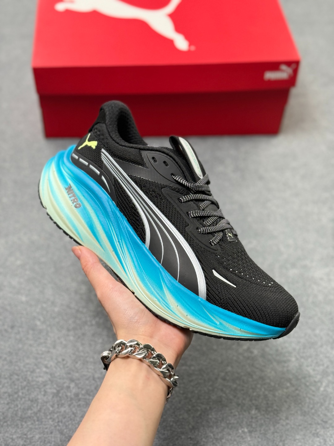 彪马 彪破3 PUMA MAGNIFY NITRO 3代 #PUMA跑鞋为跑步蓄能,功能性和美观性兼备.搭载 PUMA NITRO 氮气中底,具备轻量与高缓冲回弹特性,打造柔软舒适脚感.以简约流畅的线条勾勒 PUMA 跑道,为鞋款增添一抹灵动气质. #鞋面采用轻量化高弹织物鞋面,上脚透气舒适包覆,还确保了耐穿性和支撑性助力急速畅跑 中底超临界NITRO氮气中底结合厚底轮廓舒适缓震,提供能力反馈,轻便柔软 跑步通勤皆可 #鞋侧PUMA 流线型跑道以明亮色彩呈现,勾勒活力运动美学 #外底采用 PUMAGRIP橡胶大底,止滑耐磨赋予跑者灵活自如的运动体验 货号:311046-05 带半码 x74