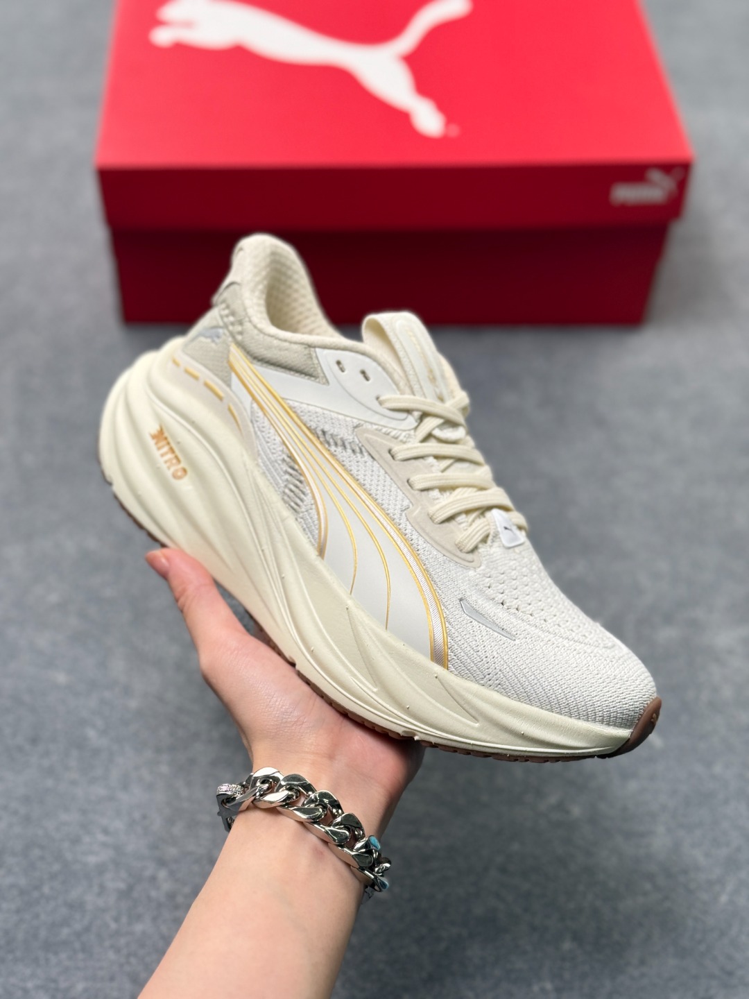 彪马 彪破3 PUMA MAGNIFY NITRO 3代 #PUMA跑鞋为跑步蓄能,功能性和美观性兼备.搭载 PUMA NITRO 氮气中底,具备轻量与高缓冲回弹特性,打造柔软舒适脚感.以简约流畅的线条勾勒 PUMA 跑道,为鞋款增添一抹灵动气质. #鞋面采用轻量化高弹织物鞋面,上脚透气舒适包覆,还确保了耐穿性和支撑性助力急速畅跑 中底超临界NITRO氮气中底结合厚底轮廓舒适缓震,提供能力反馈,轻便柔软 跑步通勤皆可 #鞋侧PUMA 流线型跑道以明亮色彩呈现,勾勒活力运动美学 #外底采用 PUMAGRIP橡胶大底,止滑耐磨赋予跑者灵活自如的运动体验 货号:311047-08 带半码 x74