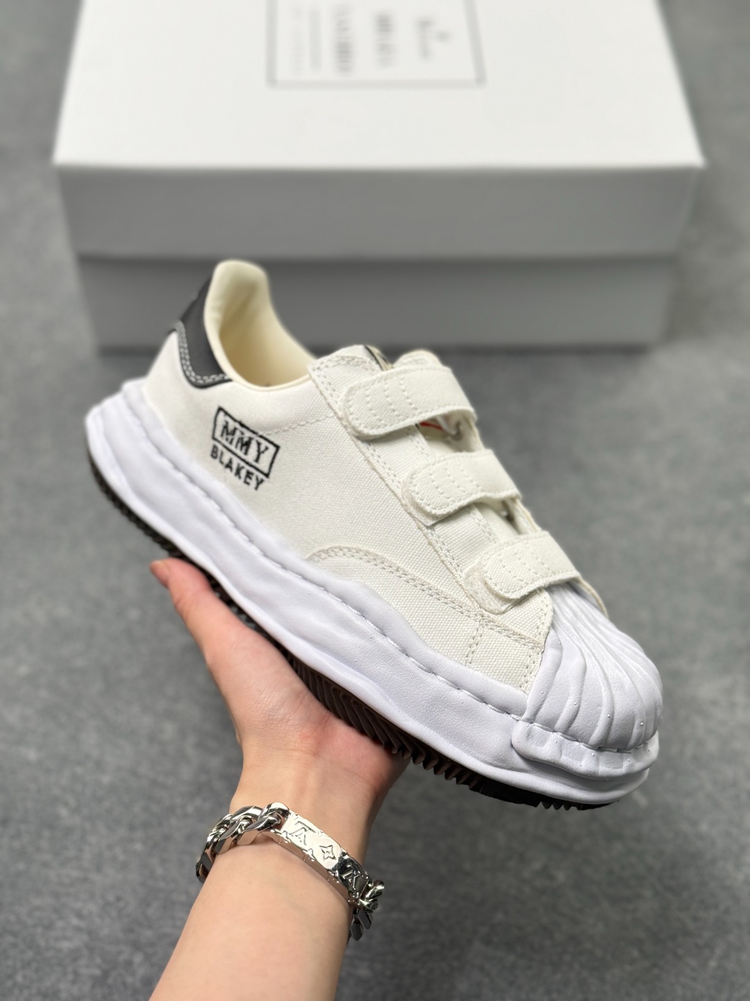 💰180
MIHARA YASUHIRO三原康裕 Blakey 舒适百搭 轻便 低帮 帆布鞋 男女同款 黑白
货号:A14FW741
size:36 37 38 39 40 41 42 43 44 x76