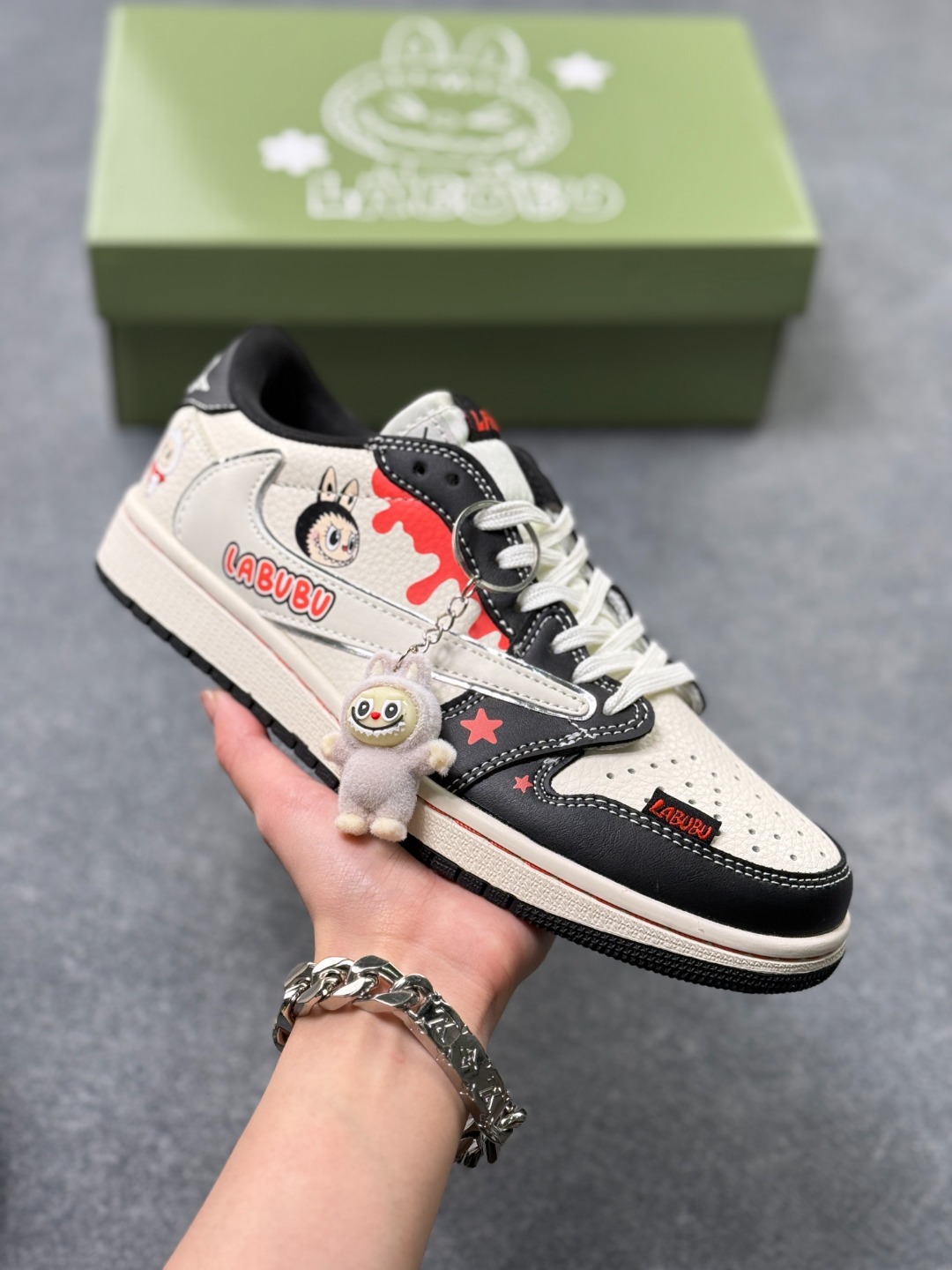 Labubu x Air Jordan 1 Low 黑泼墨拉布布此款主张打破传统的工业化流水线设计限制,以Made by ideas的超级创意为理念,集结众多潮流设计师,结合时下最ing潮流风尚,为潮流爱好者打造彰品自我的专属潮品.同时尊重每个年轻人对于潮流的理解与选择,主张“让每个年轻人塑造自己的潮流”. 货号: DZ5899-019 x71