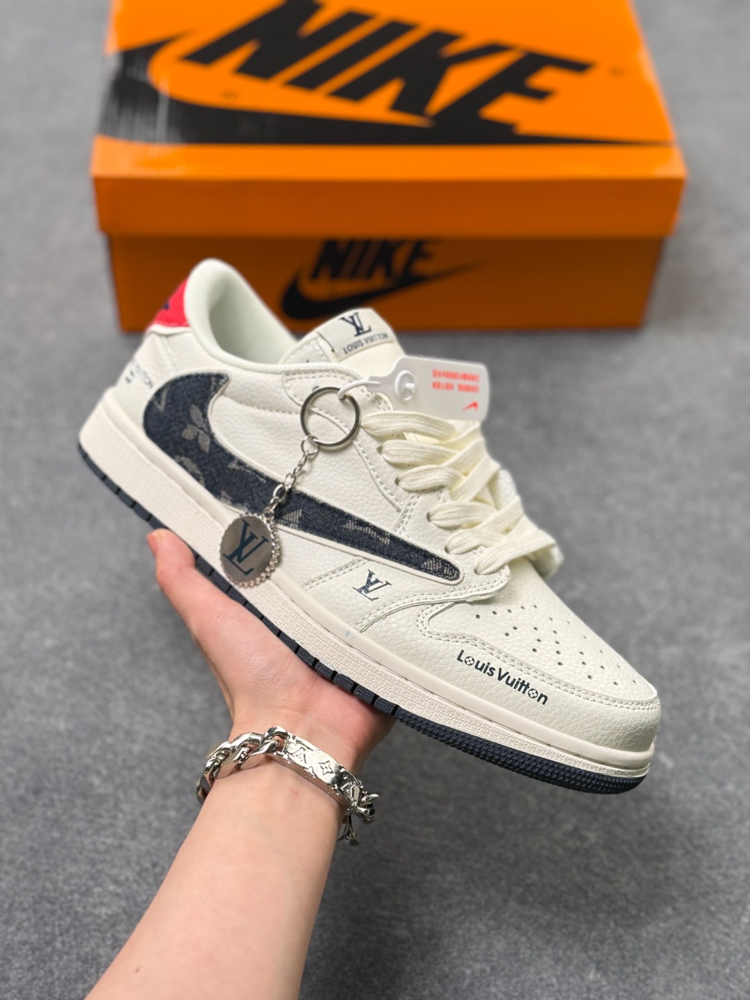 💰240
Travis Scott x Nike Air Jordan 1 Low x Louis Vuitton
Air Jordan 1 Low 反转白黑倒钩 纯原版本
官方货号：JW1188 168
Size：36 36.5 37.5 38 38.5 39 40 40.5 41 42 42.5 43 44 44.5 45 x56