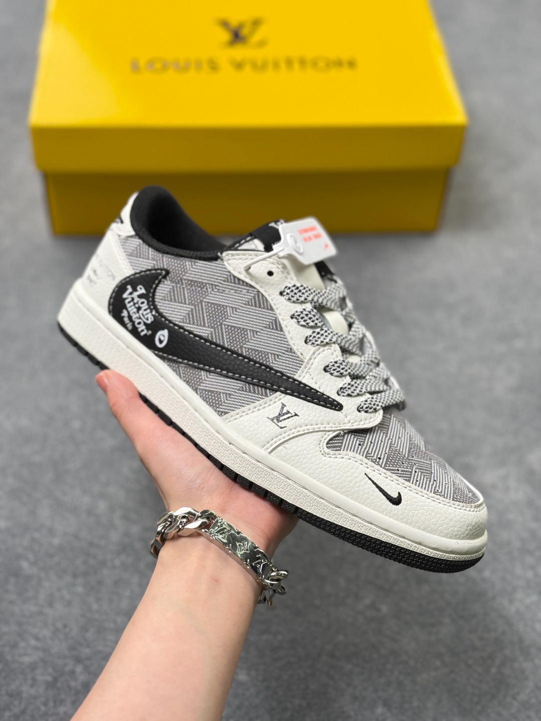 💰240
Travis Scott x Nike Air Jordan 1 Low x Louis Vuitton
Air Jordan 1 Low 反转白黑小勾满天星倒钩 纯原版本
官方货号：DZ2688 013
Size：36 36.5 37.5 38 38.5 39 40 40.5 41 42 42.5 43 44 44.5 45 x56