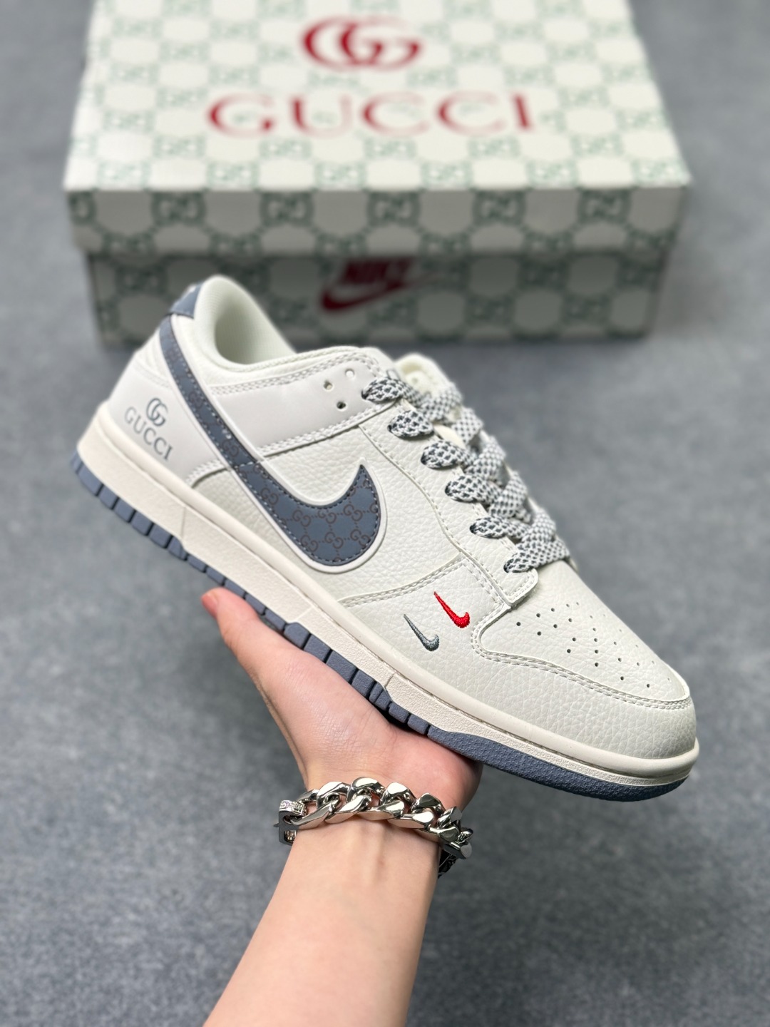 💰180
Nike SB Dunk Low x GUCCI 古驰联名-白灰花勾 纯原大厂出品 极力推荐 原装头层材料 独家版型蒸餾加工帶來的是更好的视觉和脚感体验大厂纯原品质出货 清洁度 电绣工艺 皮料切割干净无任何毛边 细节完美
货号：CS1688 121
尺码：36 36.5 37.5 38 38.5 39 40 40.5 41 42 42.5 43 44 44.5 45 x45
