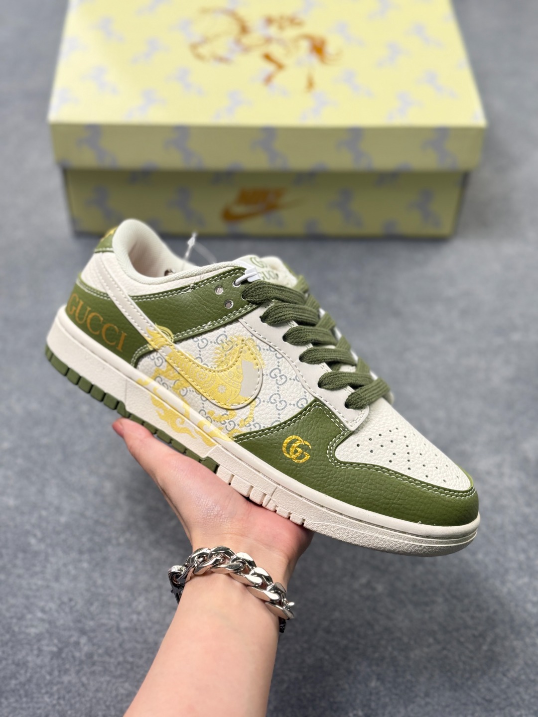 💰240
Nike SB Dunk Low x GUCCI 古驰联名-马到成功 纯原大厂出品 极力推荐 原装头层材料 独家版型蒸餾加工帶來的是更好的视觉和脚感体验大厂纯原品质出货 清洁度 电绣工艺 皮料切割干净无任何毛边 细节完美
货号：SD6888-106
尺码：36 36.5 37.5 38 38.5 39 40 40.5 41 42 42.5 43 44 44.5 45 x58